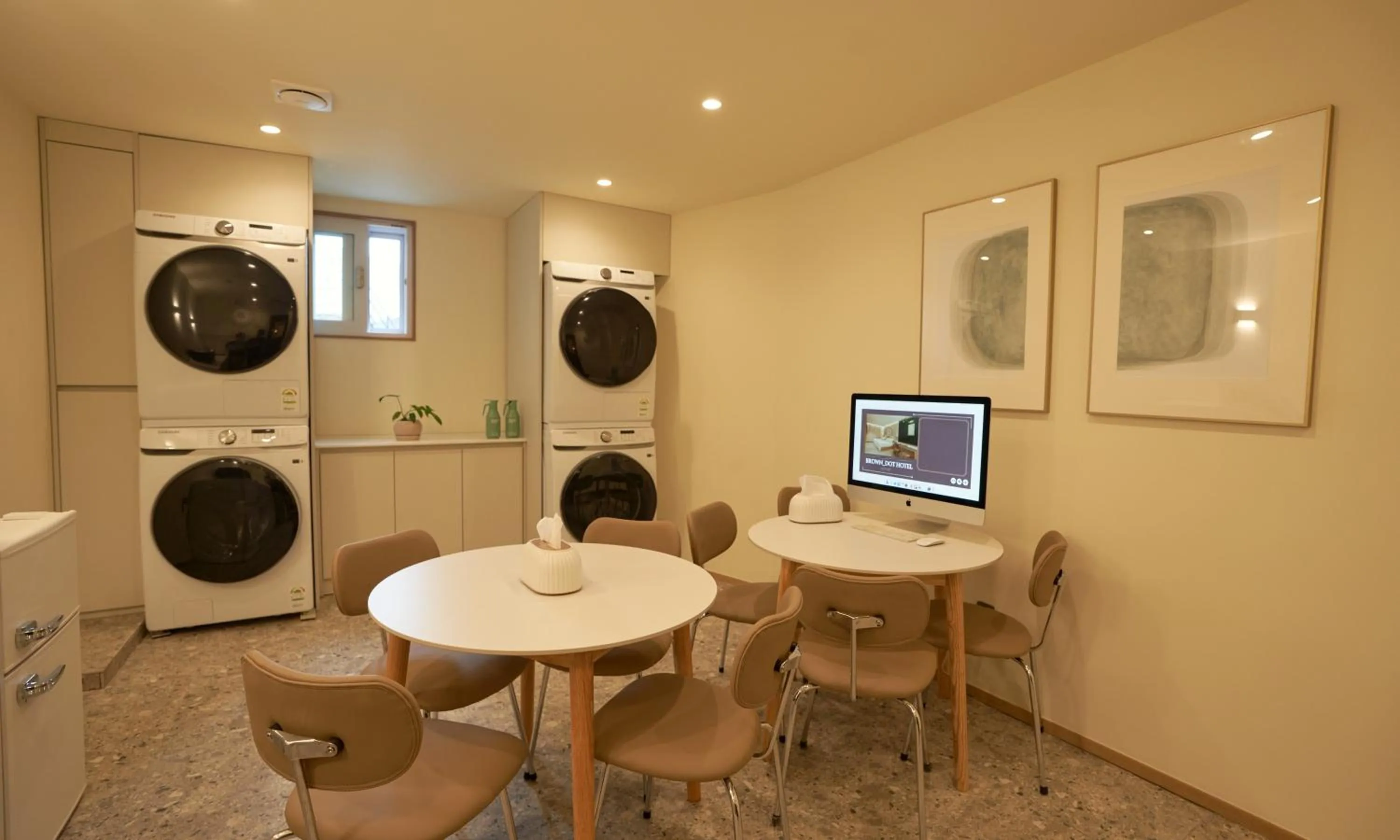 Communal lounge/ TV room in Brown Dot Hotel Gunsan Terminal Branch