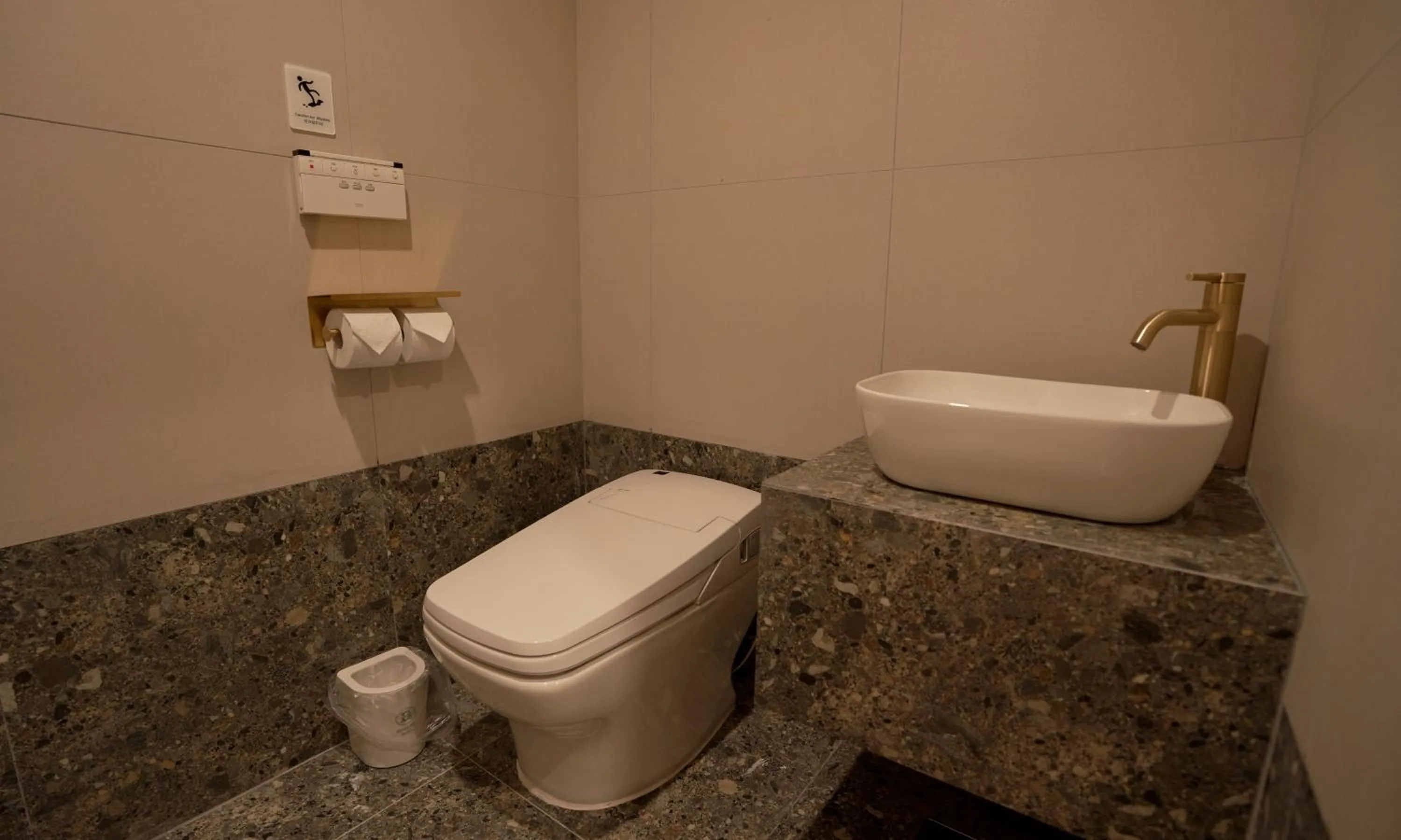 Toilet in Brown Dot Hotel Gunsan Terminal Branch