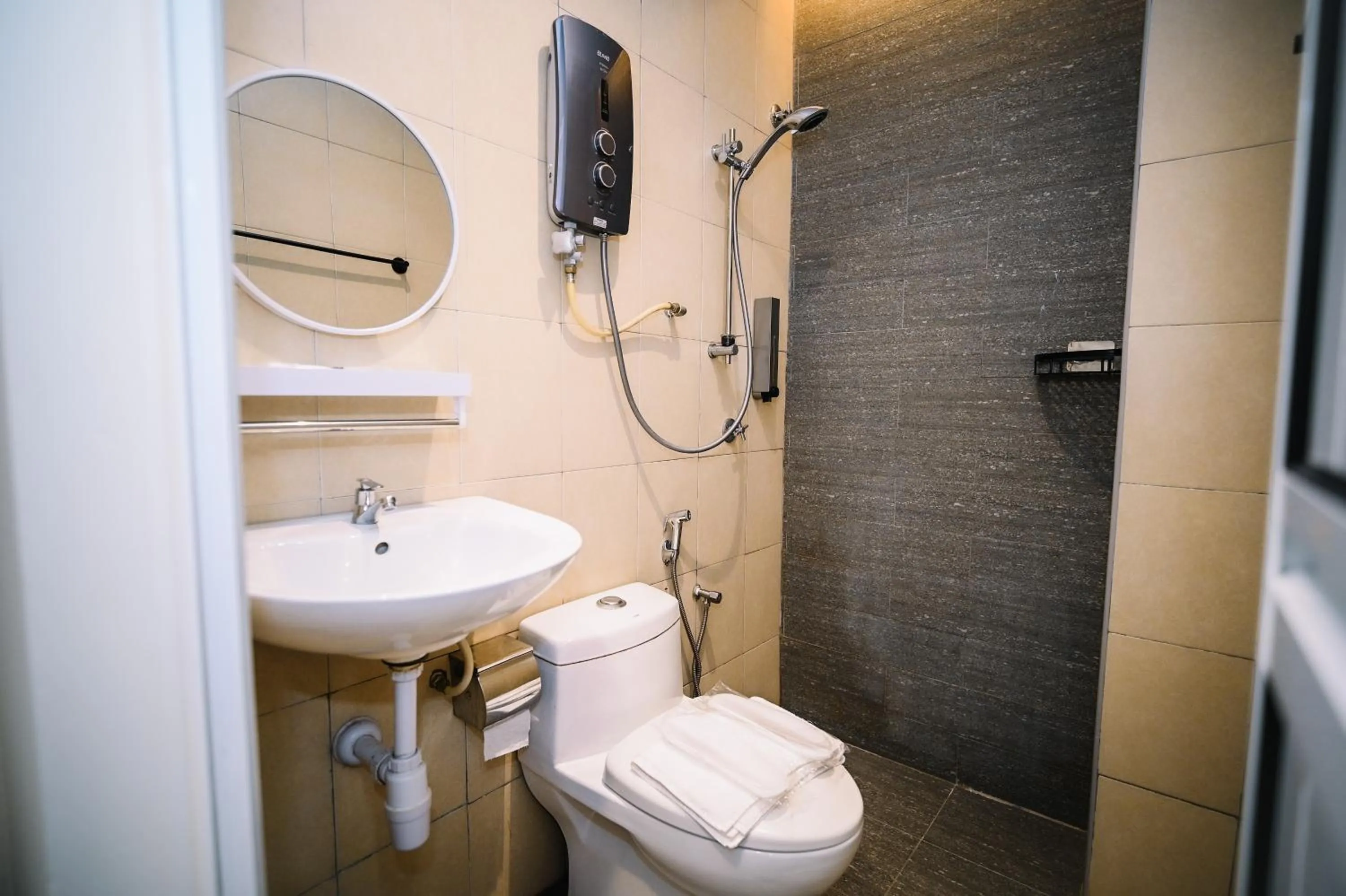 Shower in Swing & Pillows - Kelana Jaya Selangor