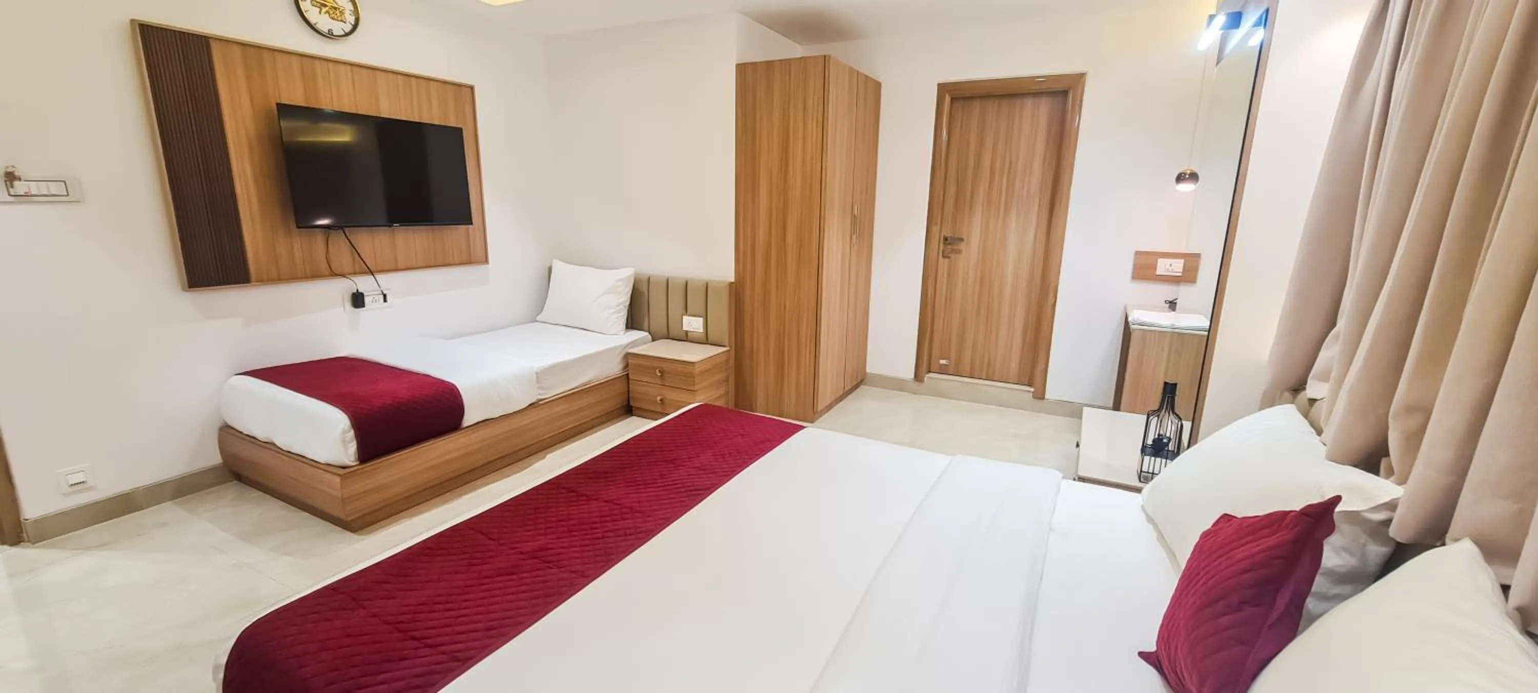 Bed in The Grand Murli Hotel, City Light Road, Surat