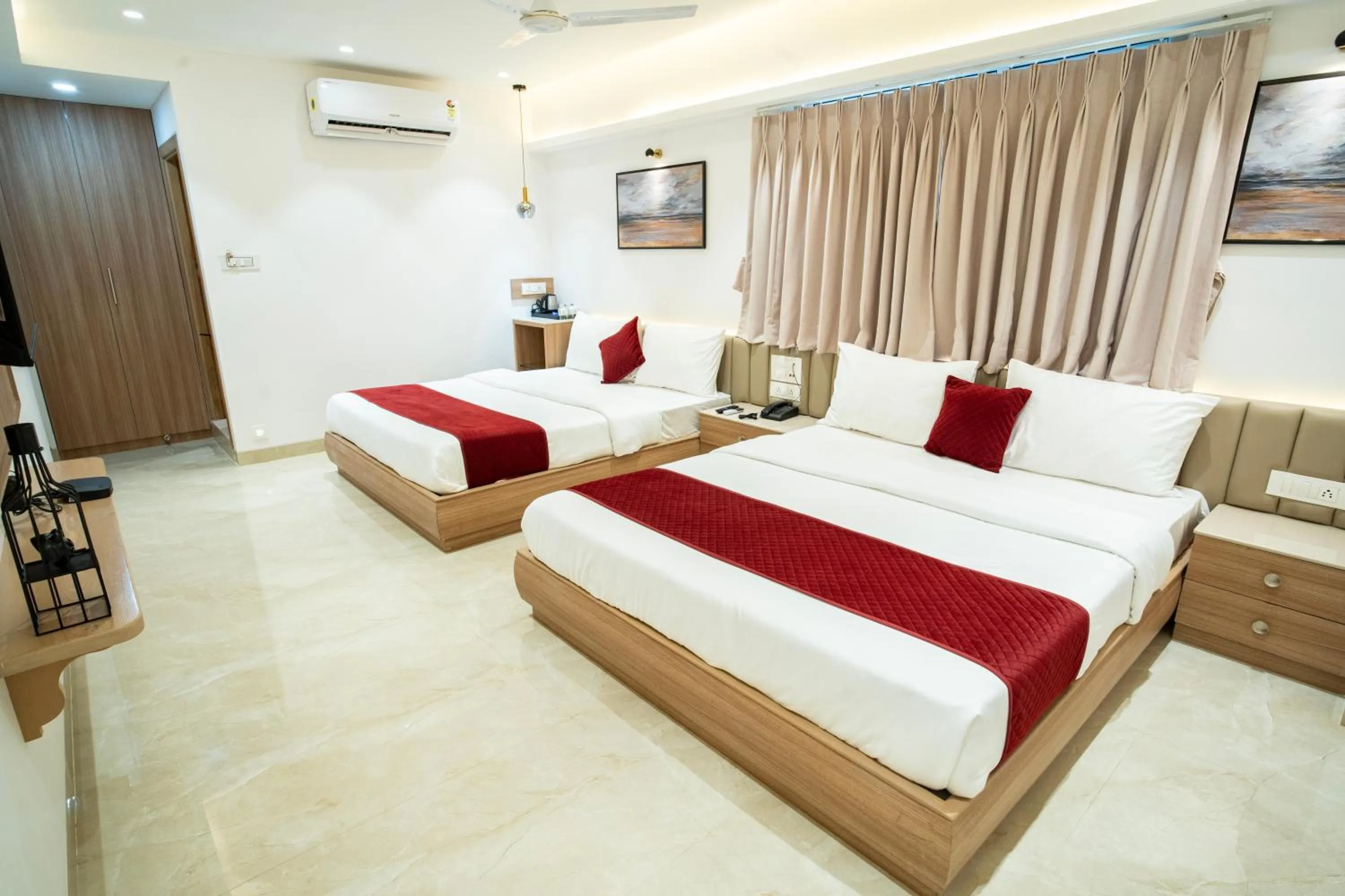 Bed in The Grand Murli Hotel, City Light Road, Surat