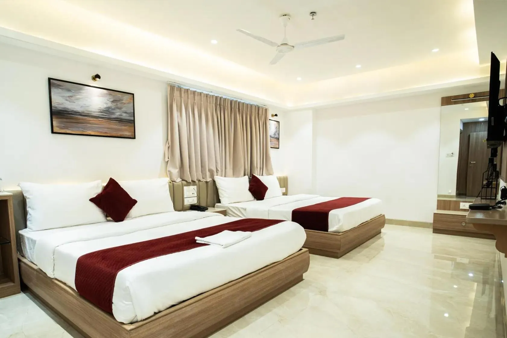 Bed in The Grand Murli Hotel, City Light Road, Surat