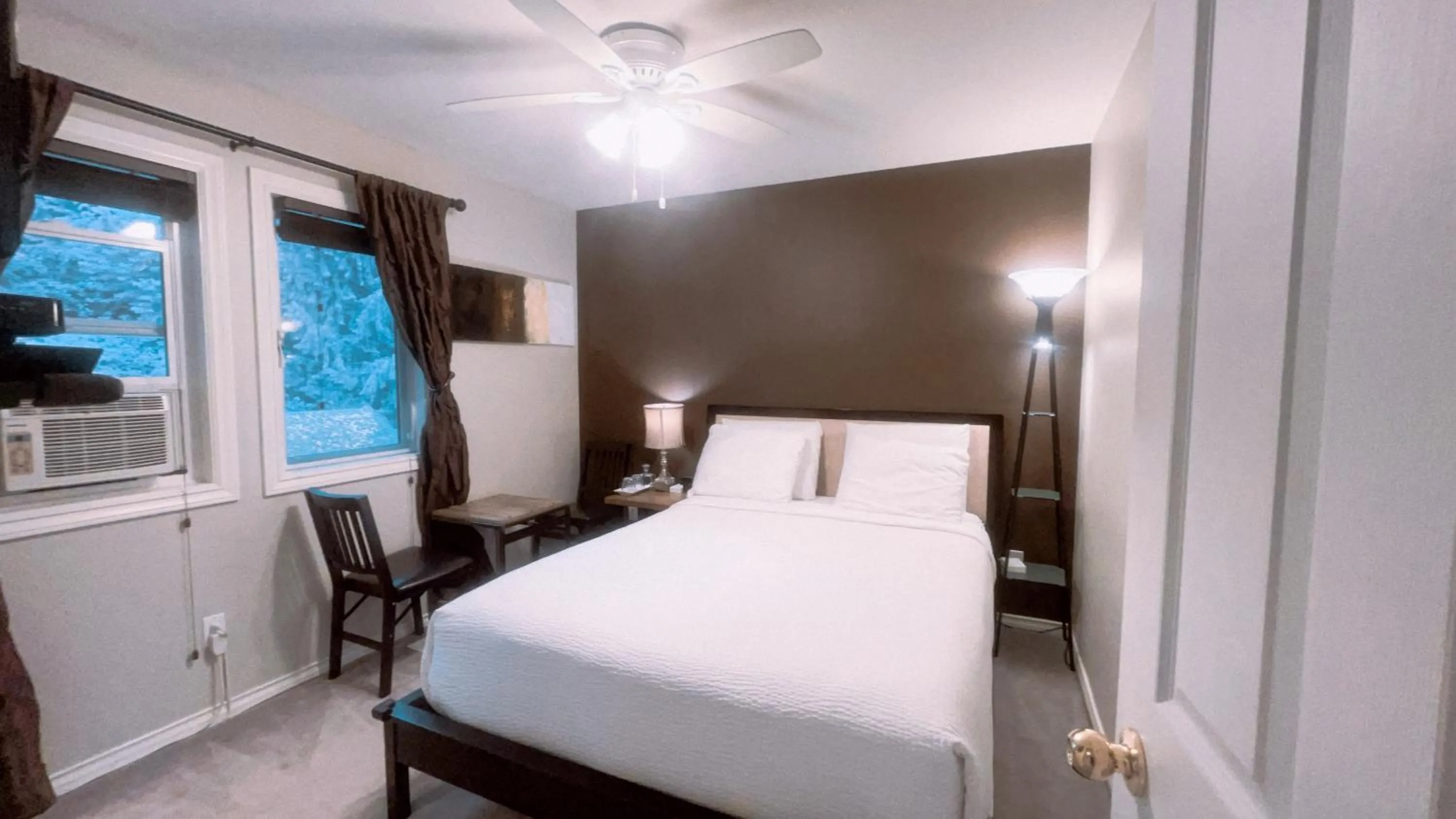 Bed in Cornerstone Bed and Breakfast