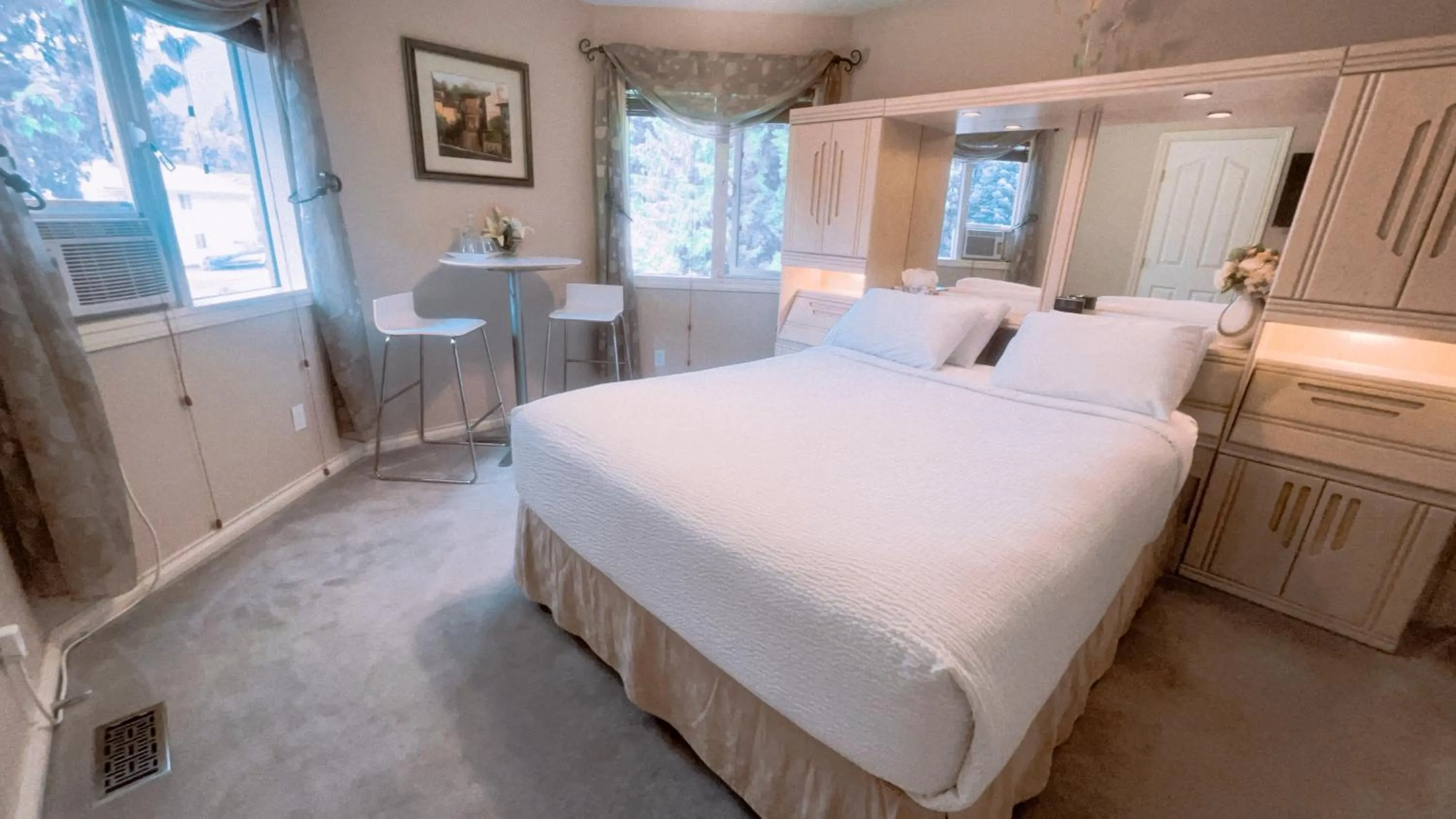 Bed in Cornerstone Bed and Breakfast