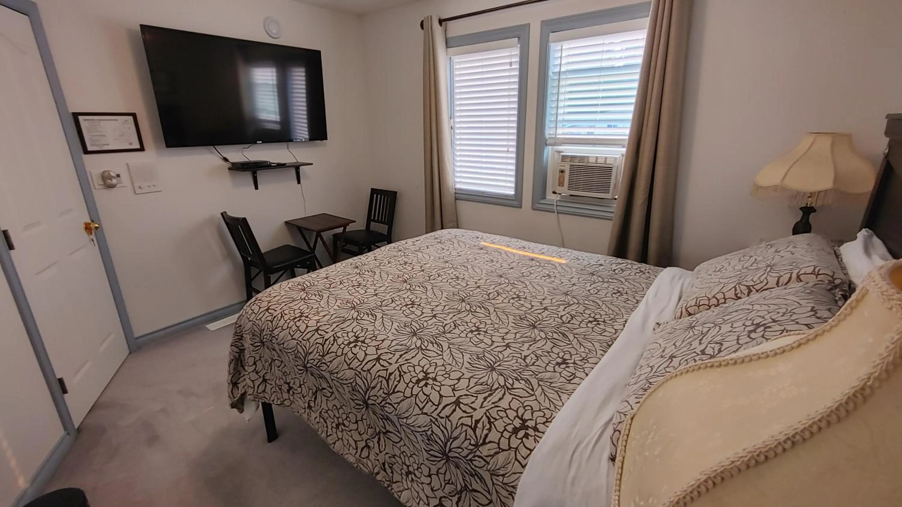 Budget Double Room in Cornerstone Bed and Breakfast