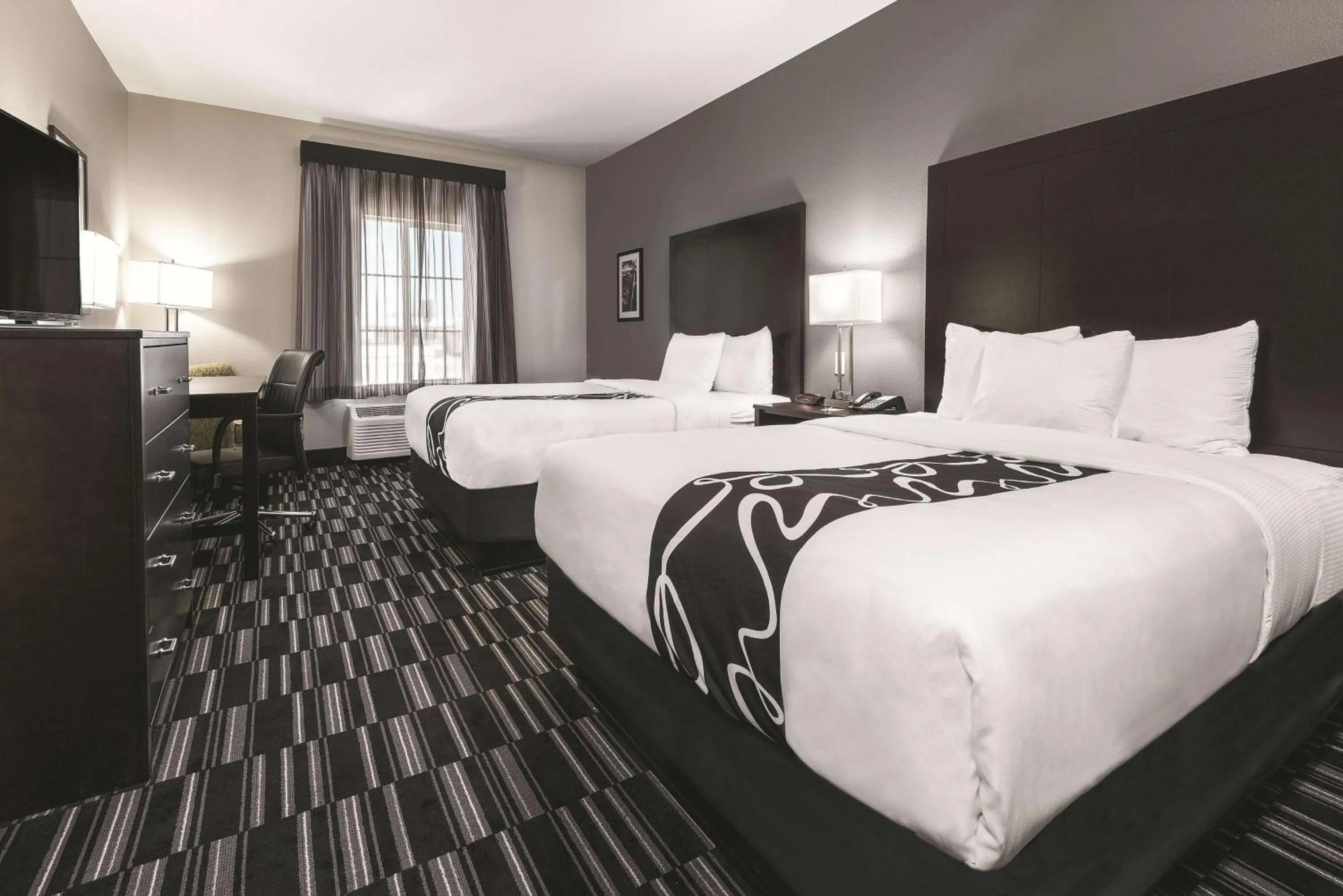 Photo of the whole room, Bed in La Quinta by Wyndham Fort Worth West - I-30