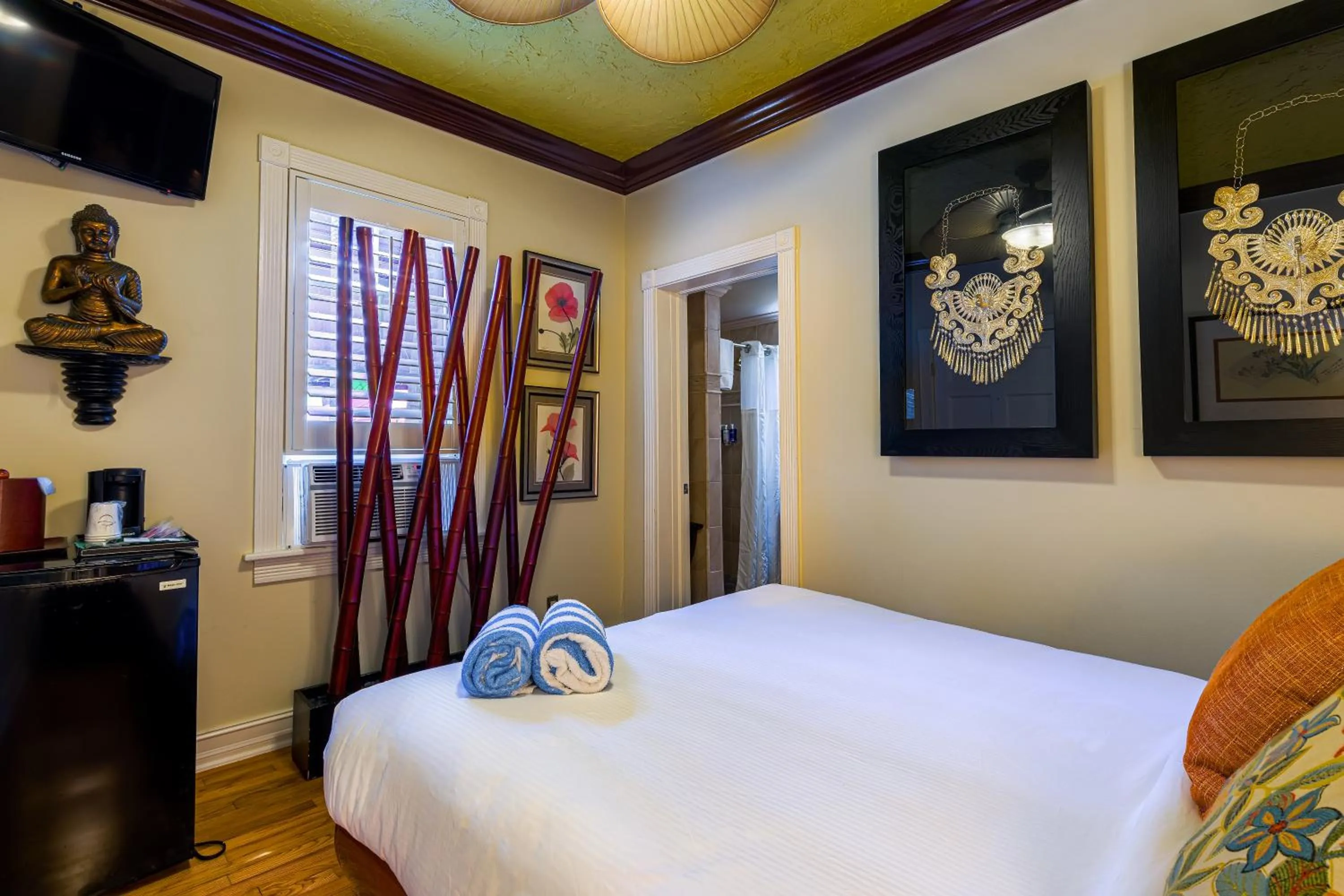 Photo of the whole room, Bed in Duval Inn - Key West