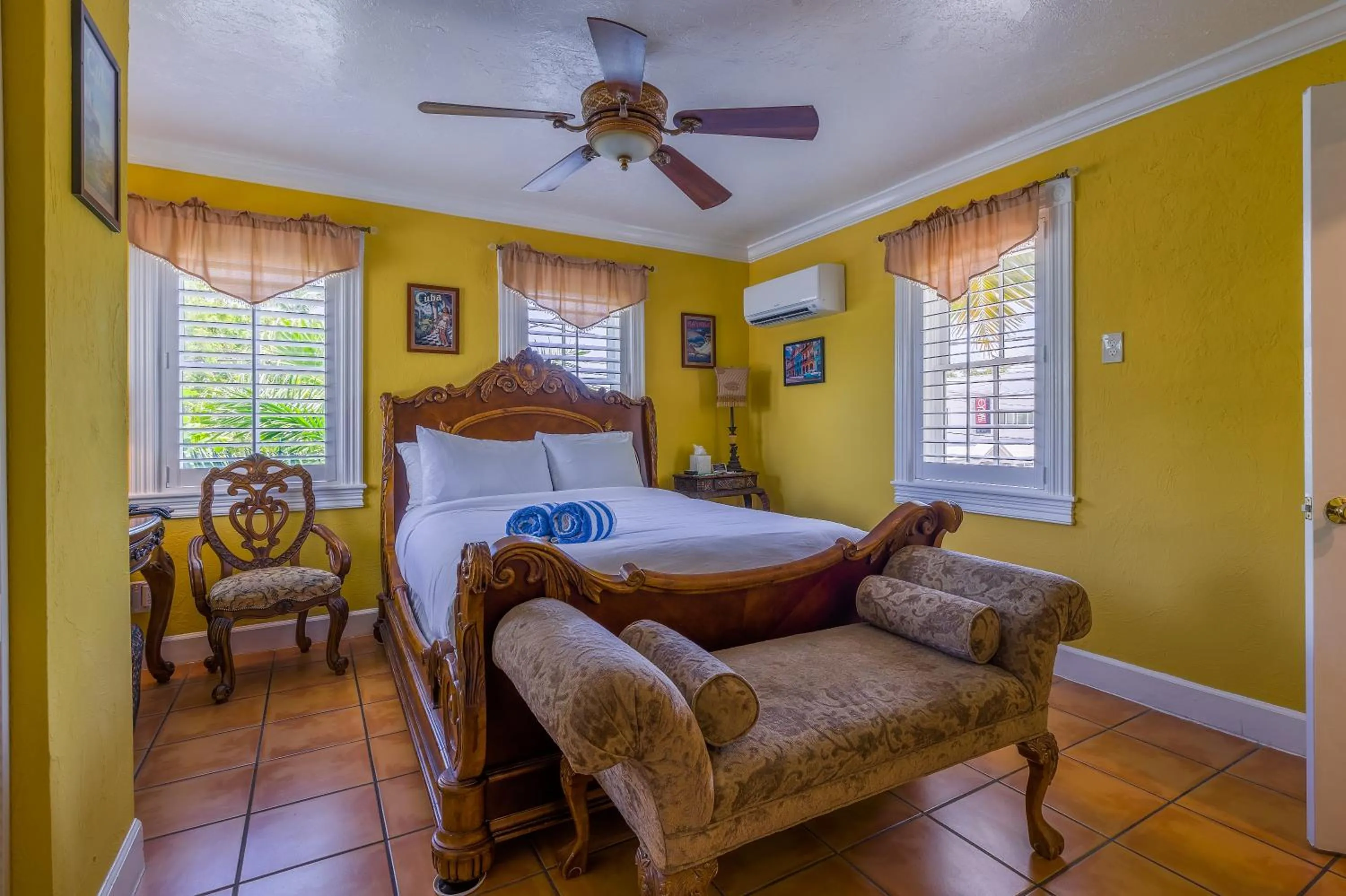 Photo of the whole room, Bed in Duval Inn - Key West