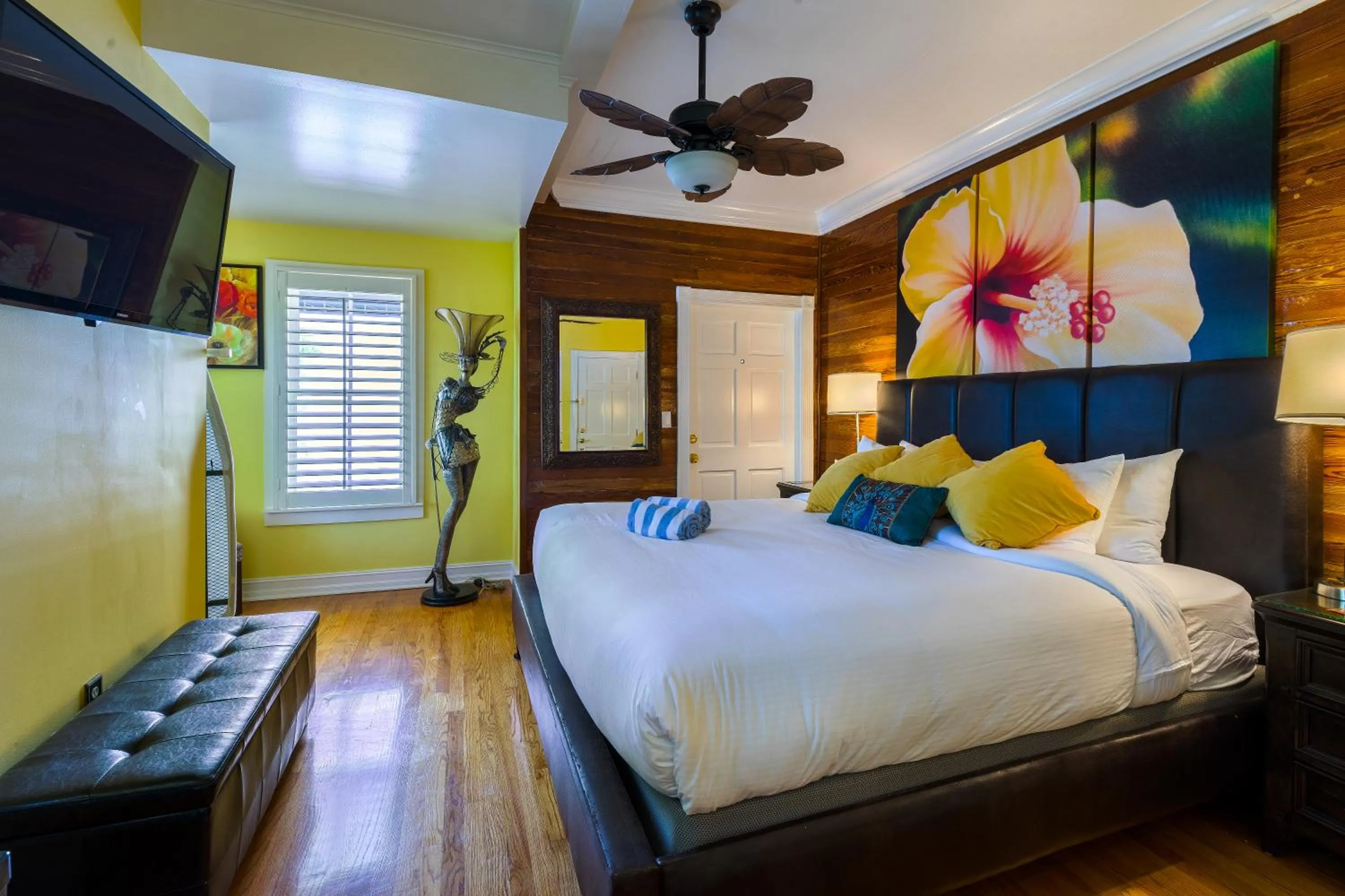 Photo of the whole room, Bed in Duval Inn - Key West