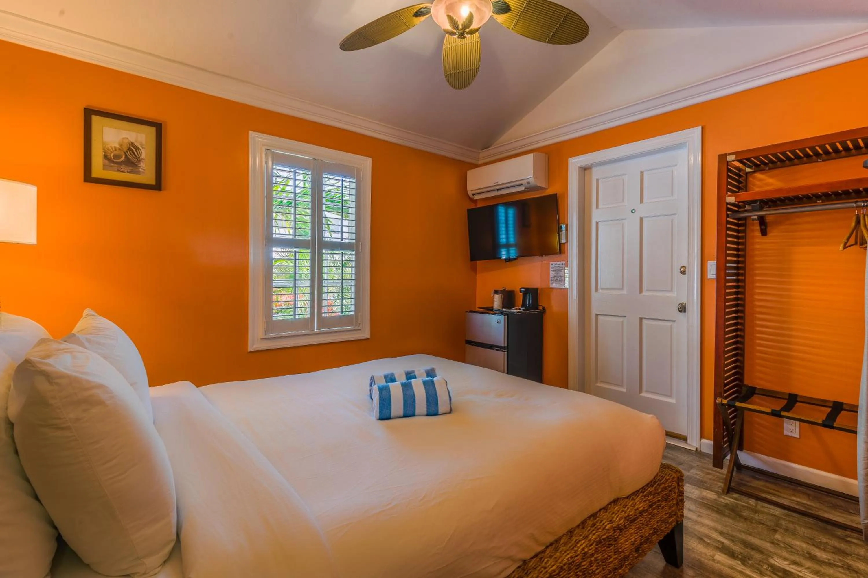 Photo of the whole room, Bed in Duval Inn - Key West