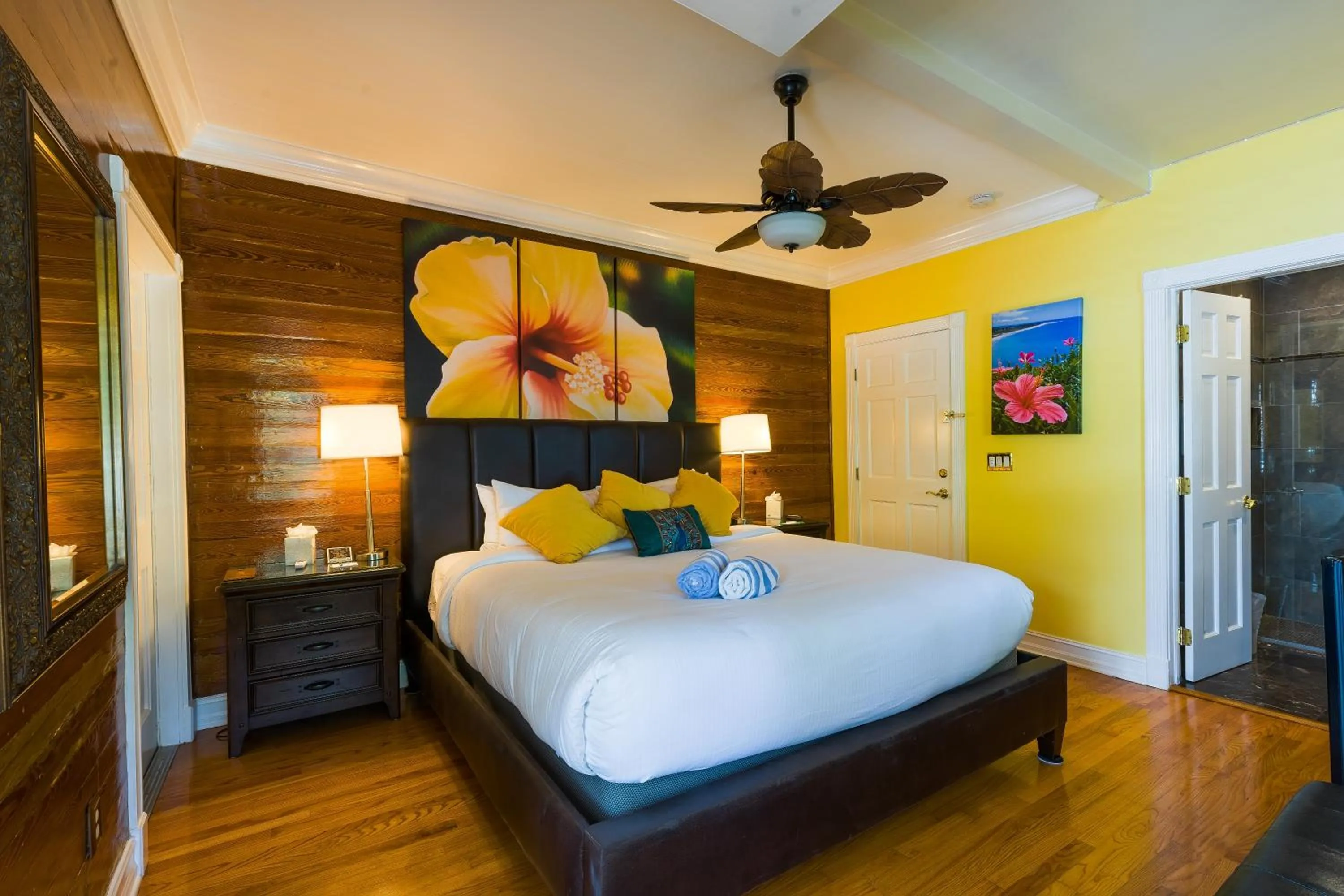 Photo of the whole room, Bed in Duval Inn - Key West
