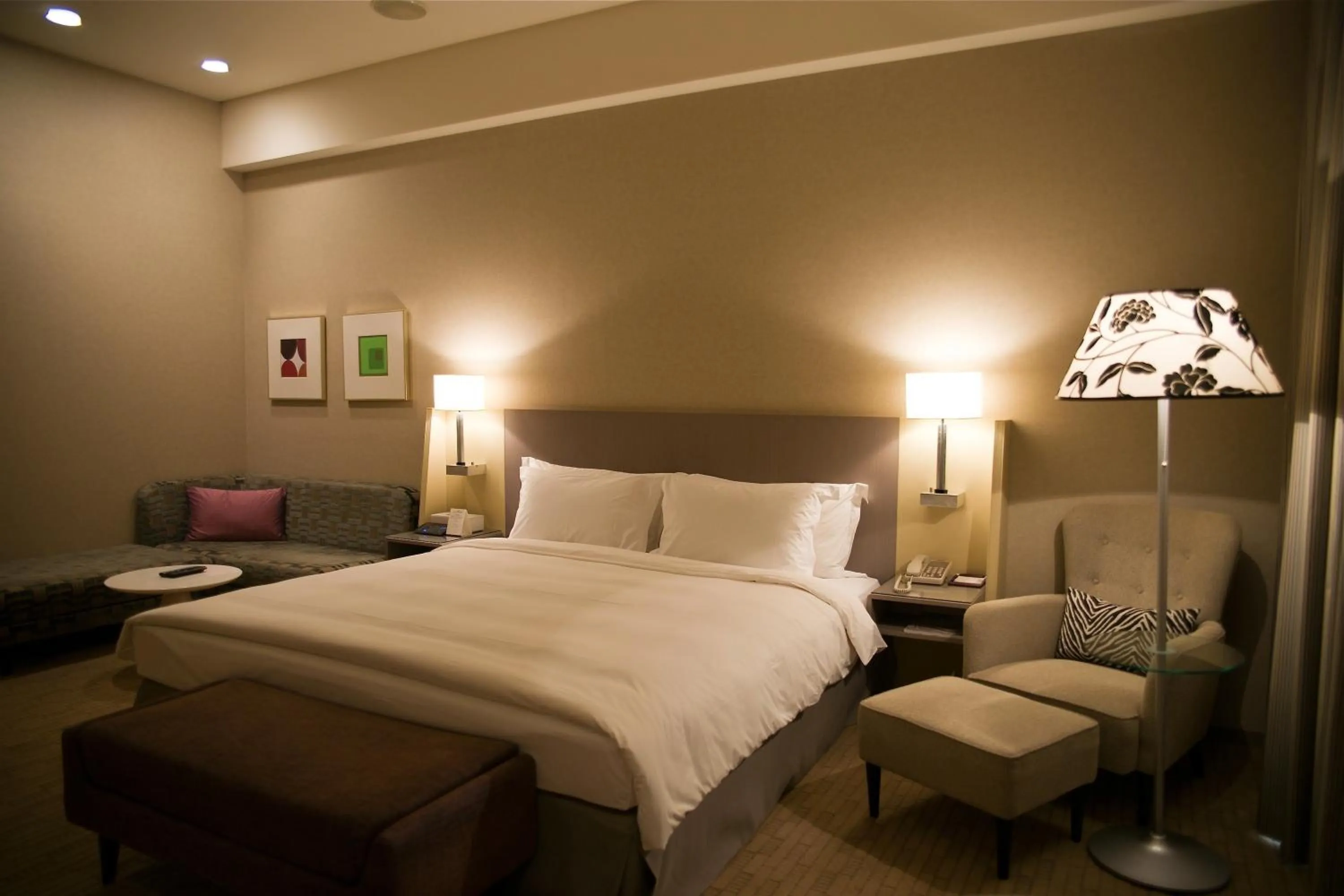 Photo of the whole room, Bed in Hung's Mansion