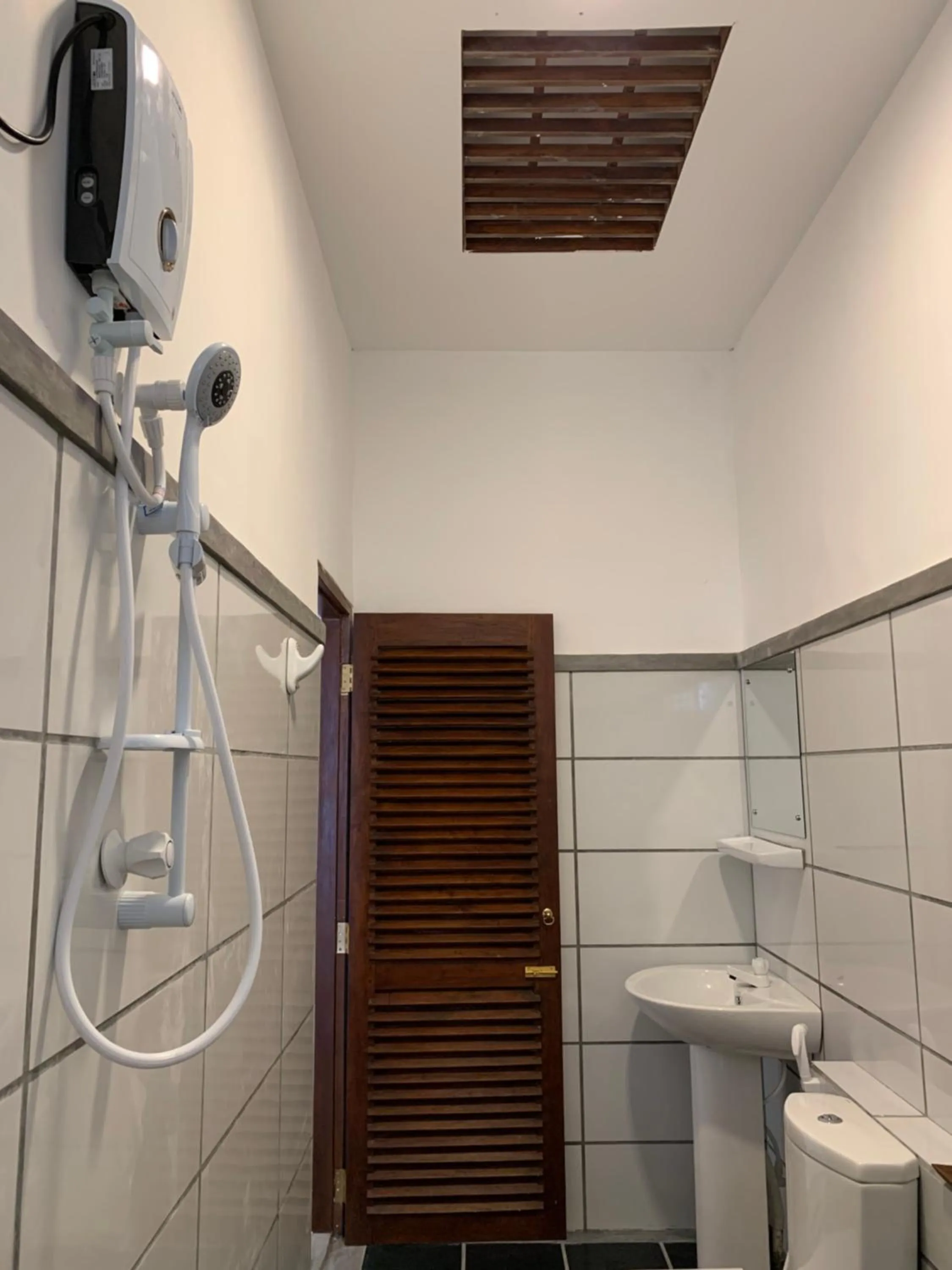 Shower in Curry Bowl Restaurant & Turtles Rest