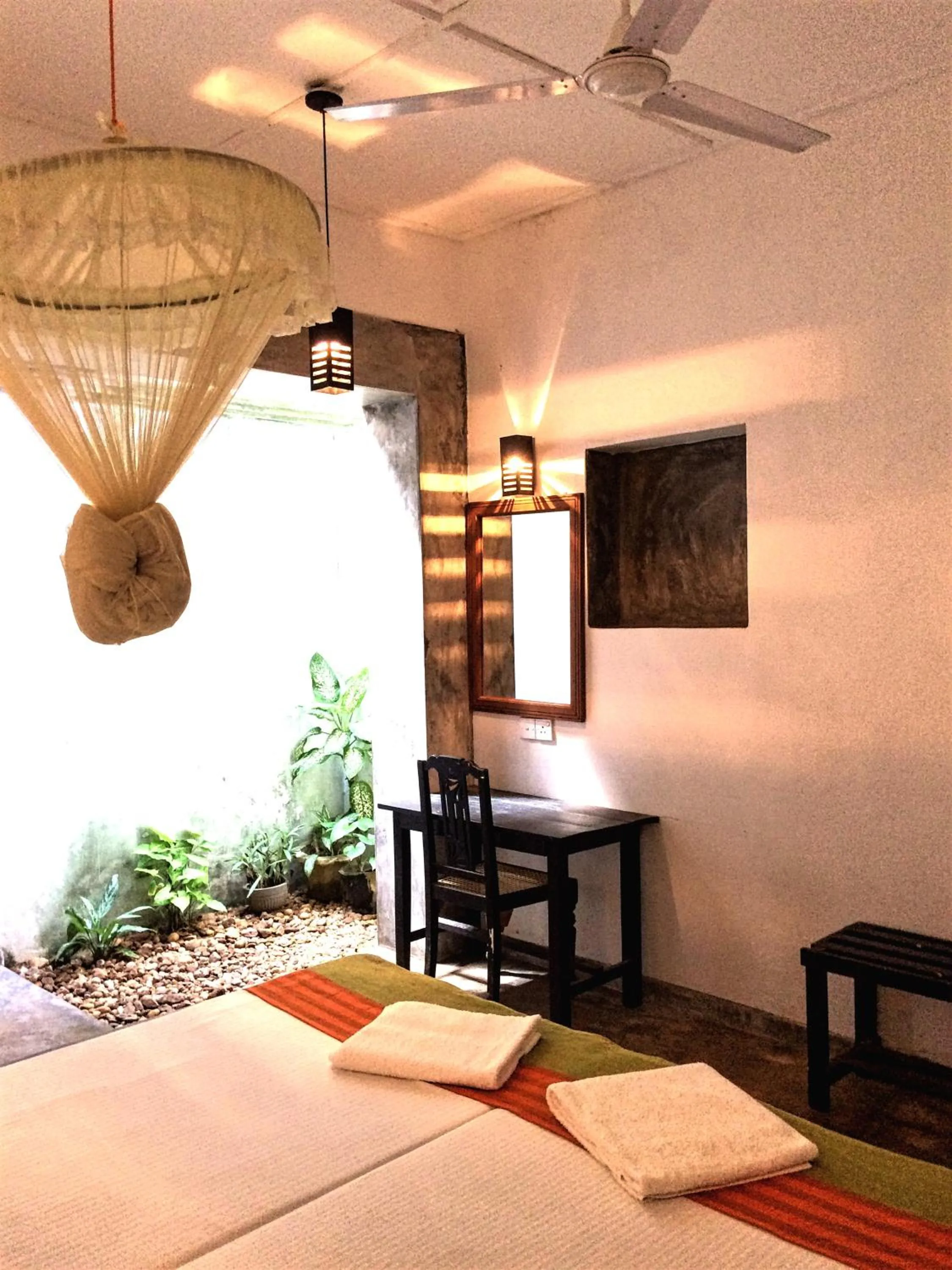 Bedroom, Bed in Curry Bowl Restaurant & Turtles Rest