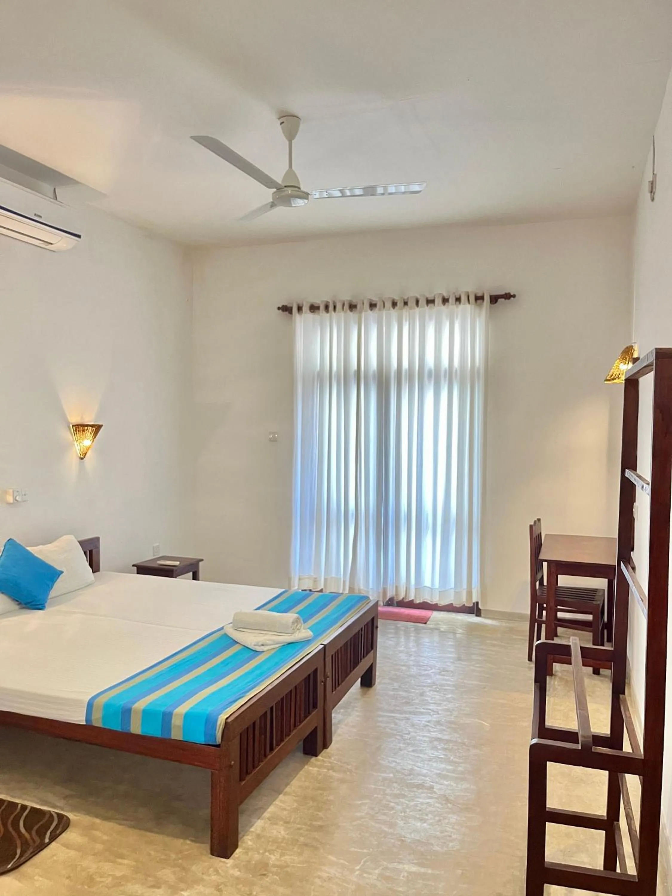 Photo of the whole room, Bed in Curry Bowl Restaurant & Turtles Rest