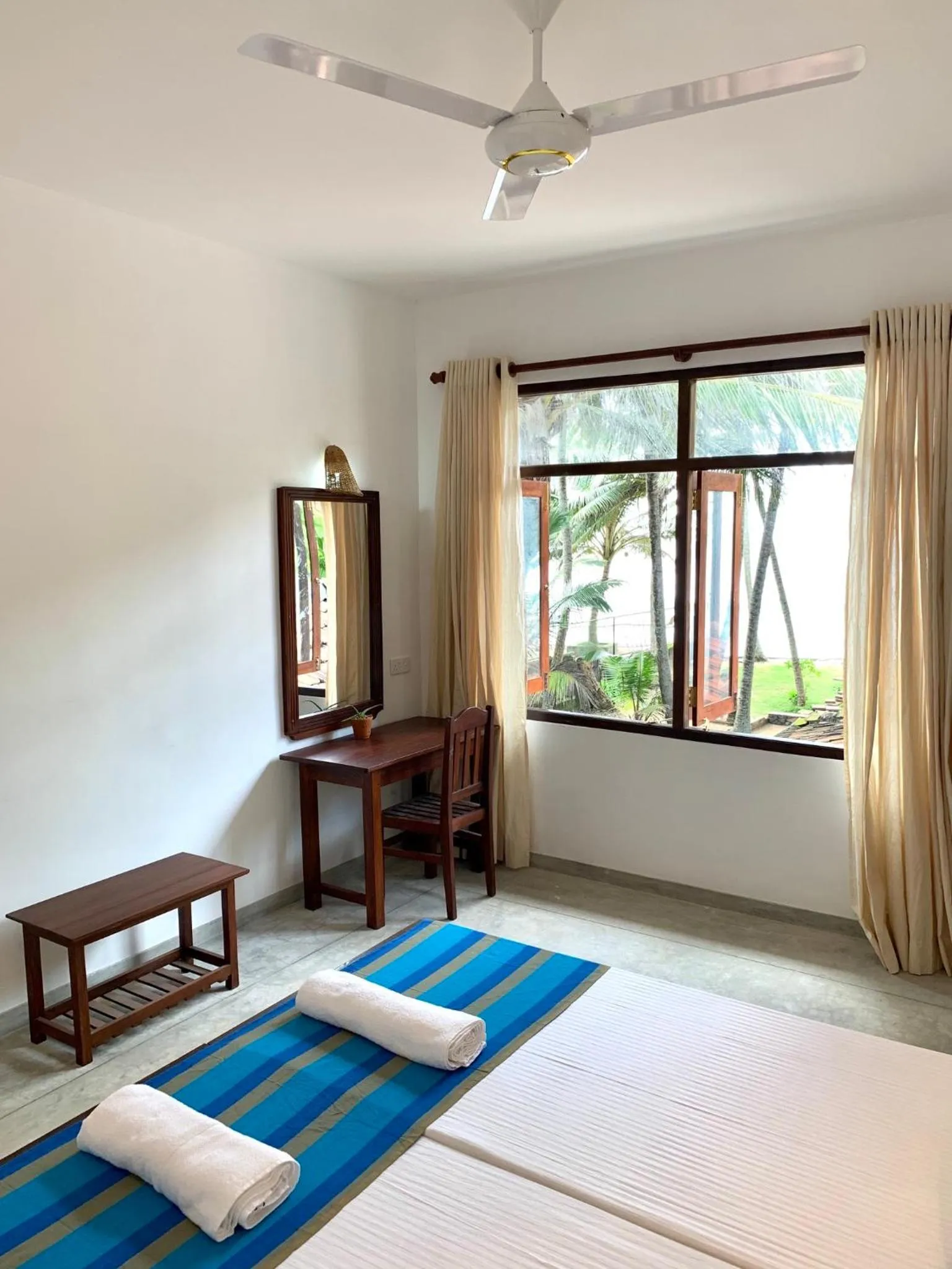 Bedroom, Bed in Curry Bowl Restaurant & Turtles Rest