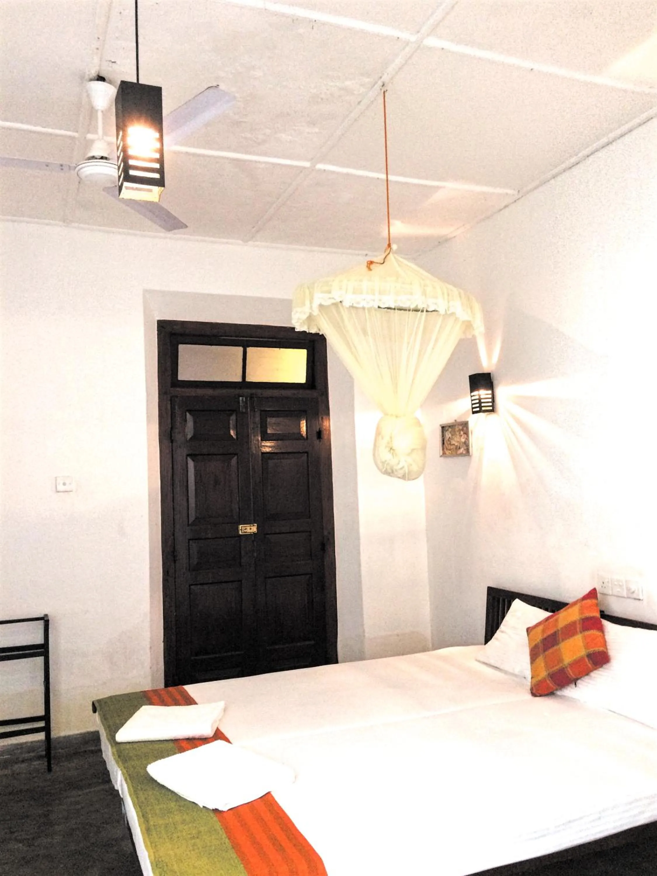 Bedroom, Bed in Curry Bowl Restaurant & Turtles Rest