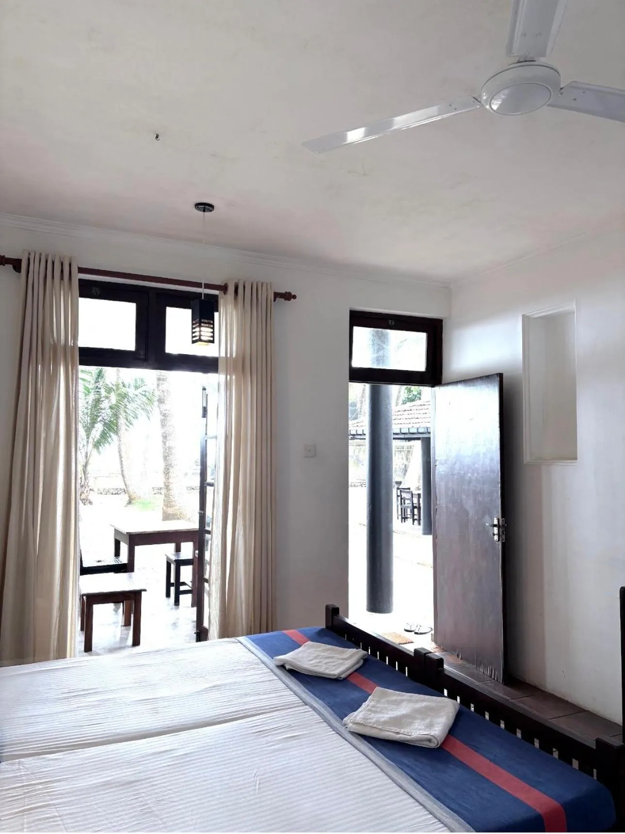 Bed in Curry Bowl Restaurant & Turtles Rest