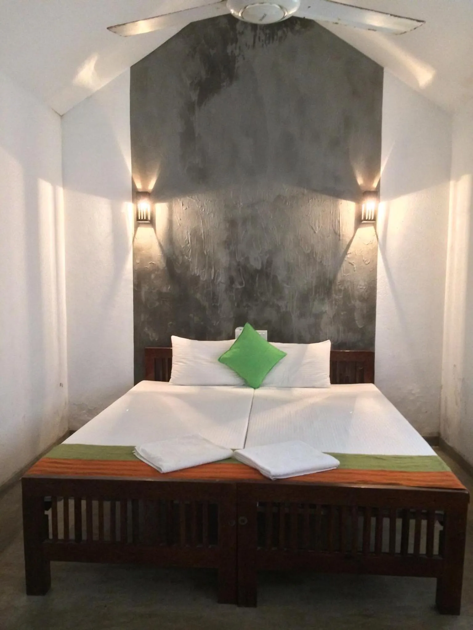 Bed in Curry Bowl Restaurant & Turtles Rest