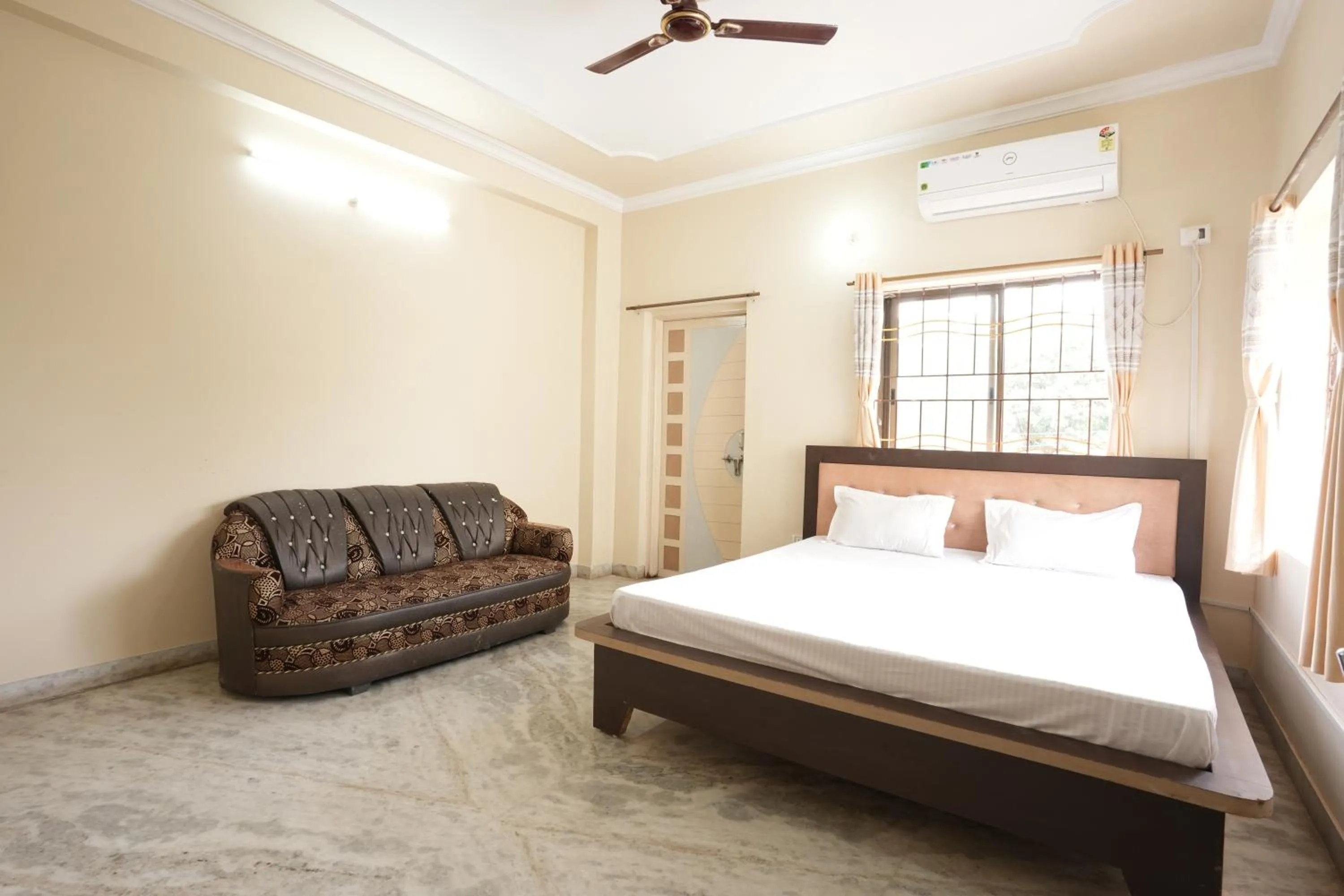 Bed in Hotel Johar Inn