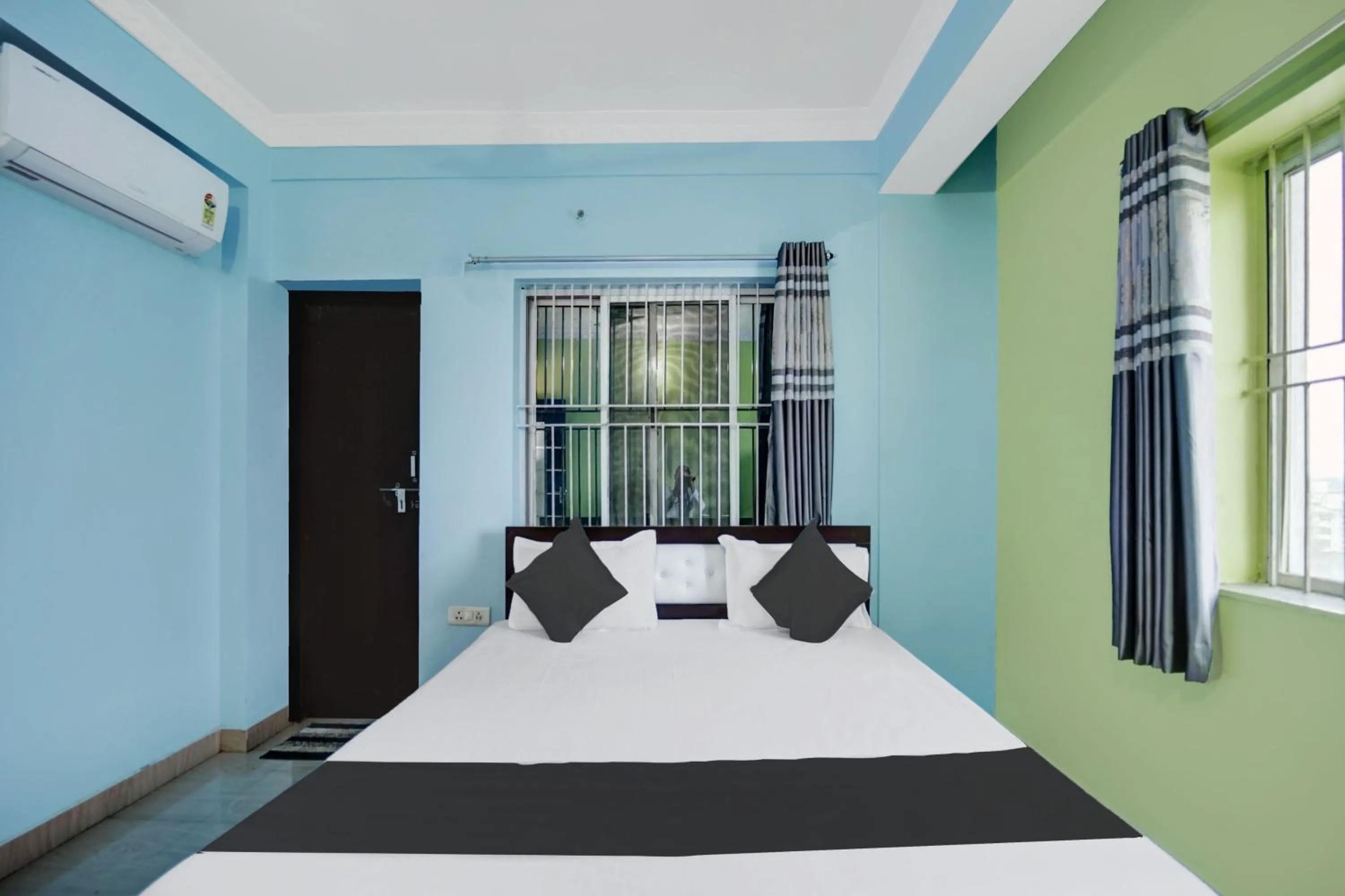 Toilet, Bed in Hotel Johar Inn