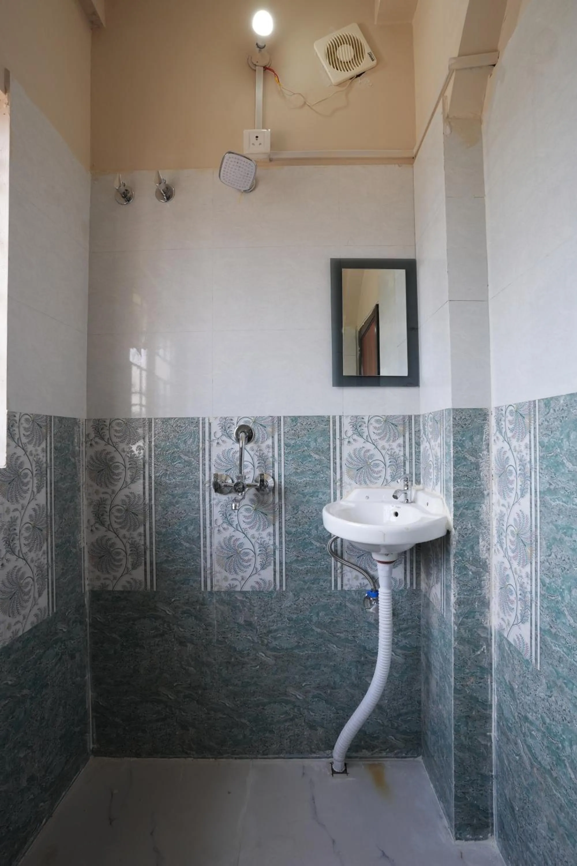 Toilet in Hotel Johar Inn