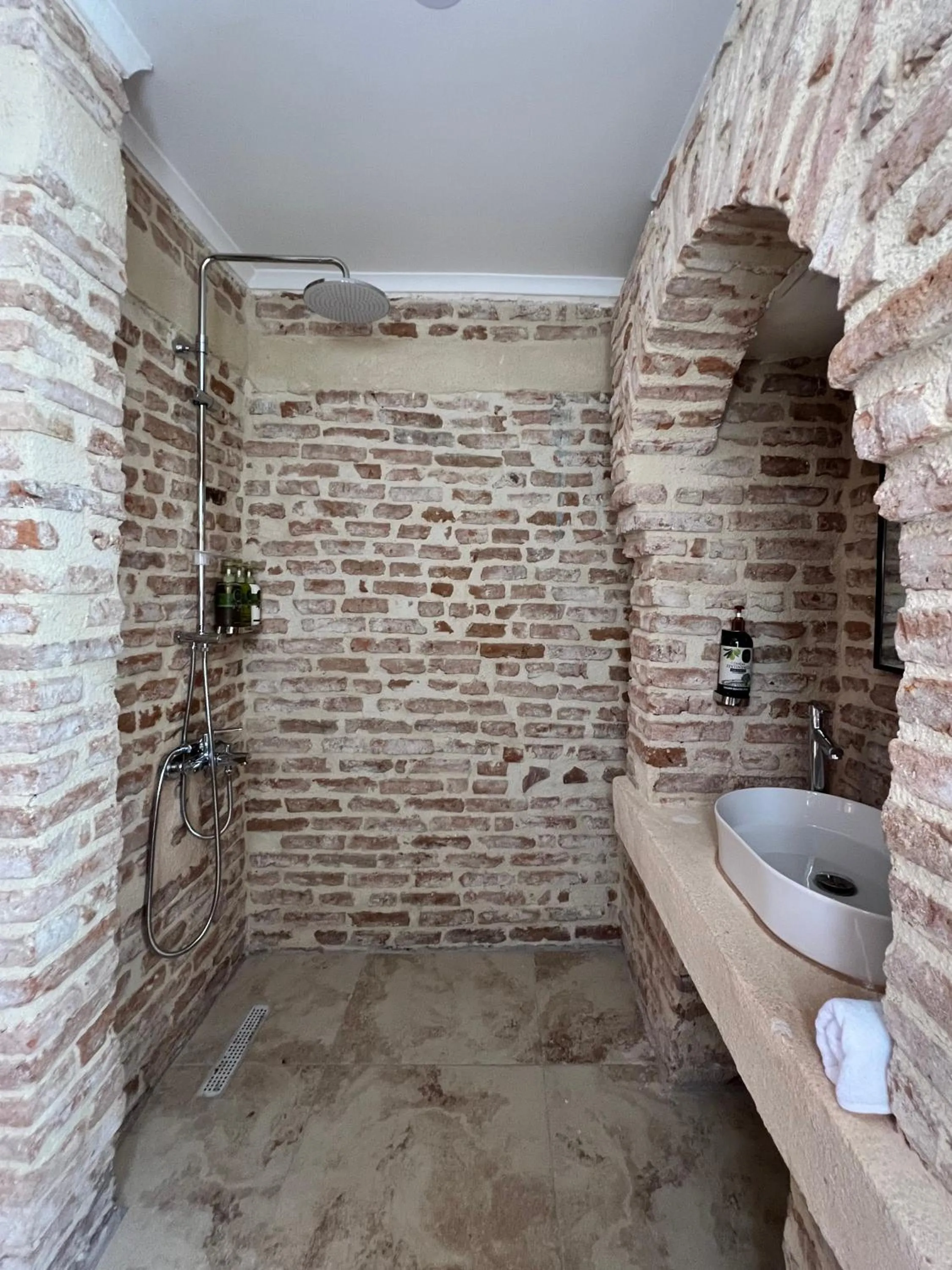 Bathroom in Oldies Hotel