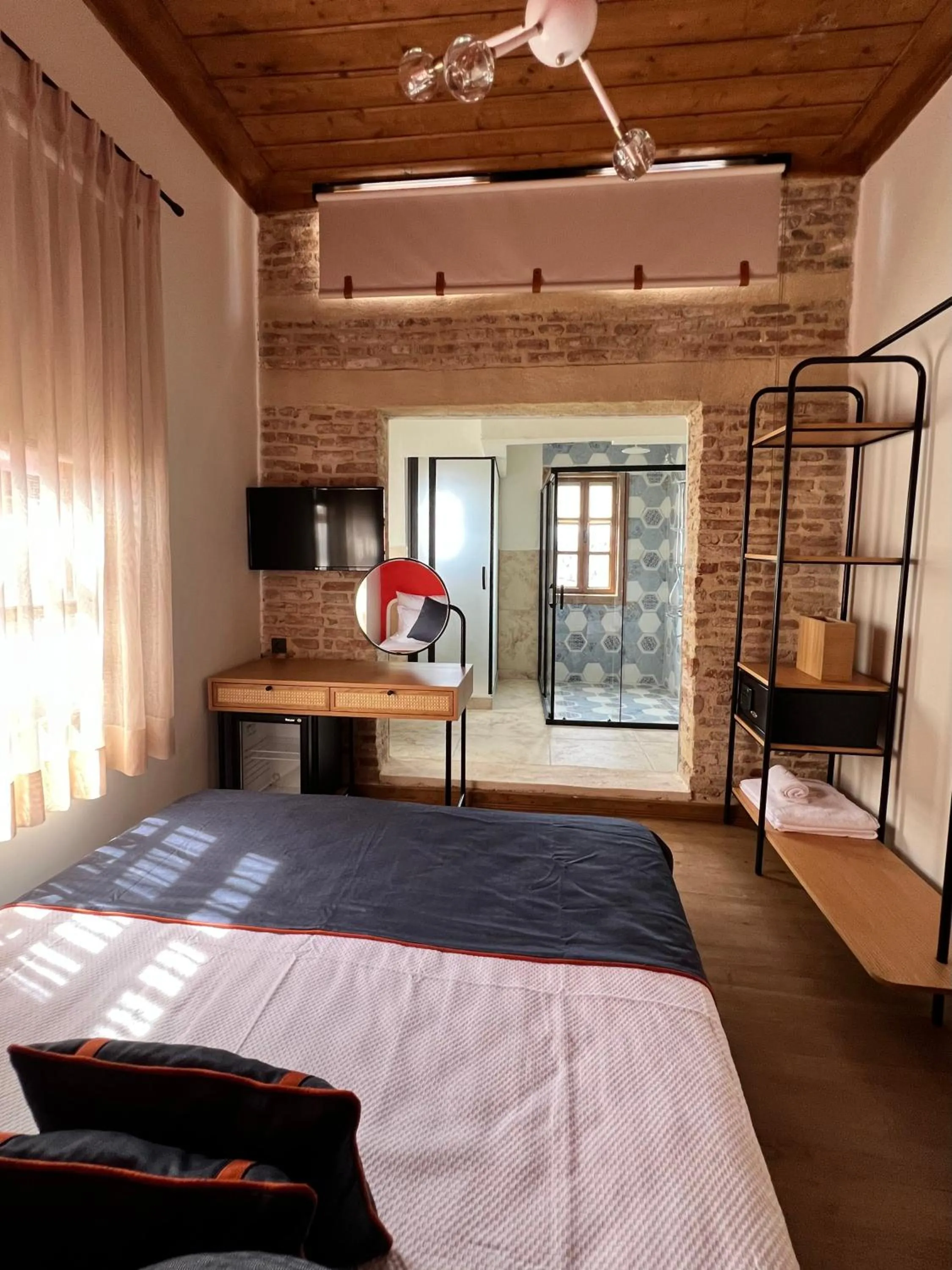 Photo of the whole room, Bed in Oldies Hotel