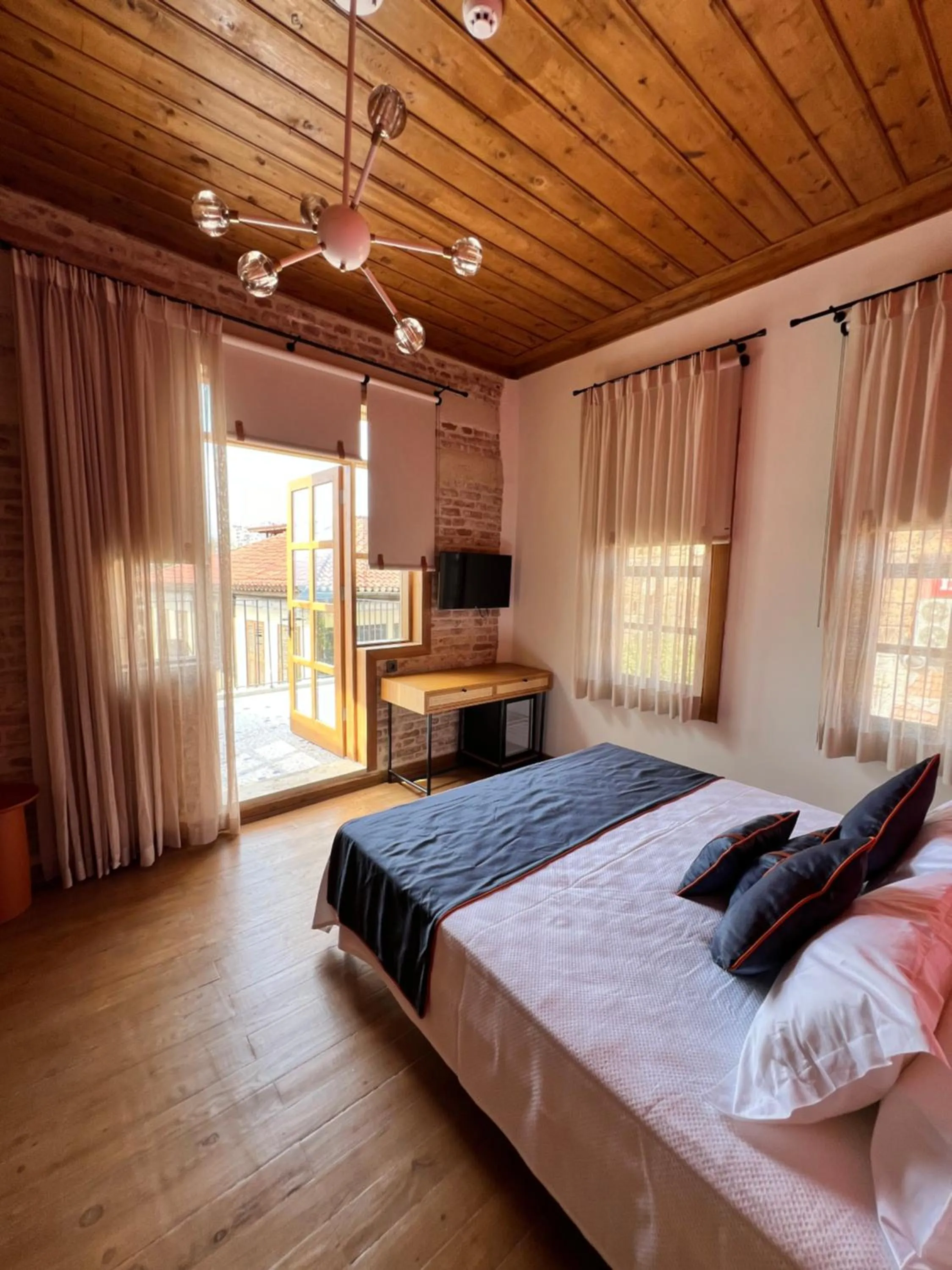 Photo of the whole room, Bed in Oldies Hotel