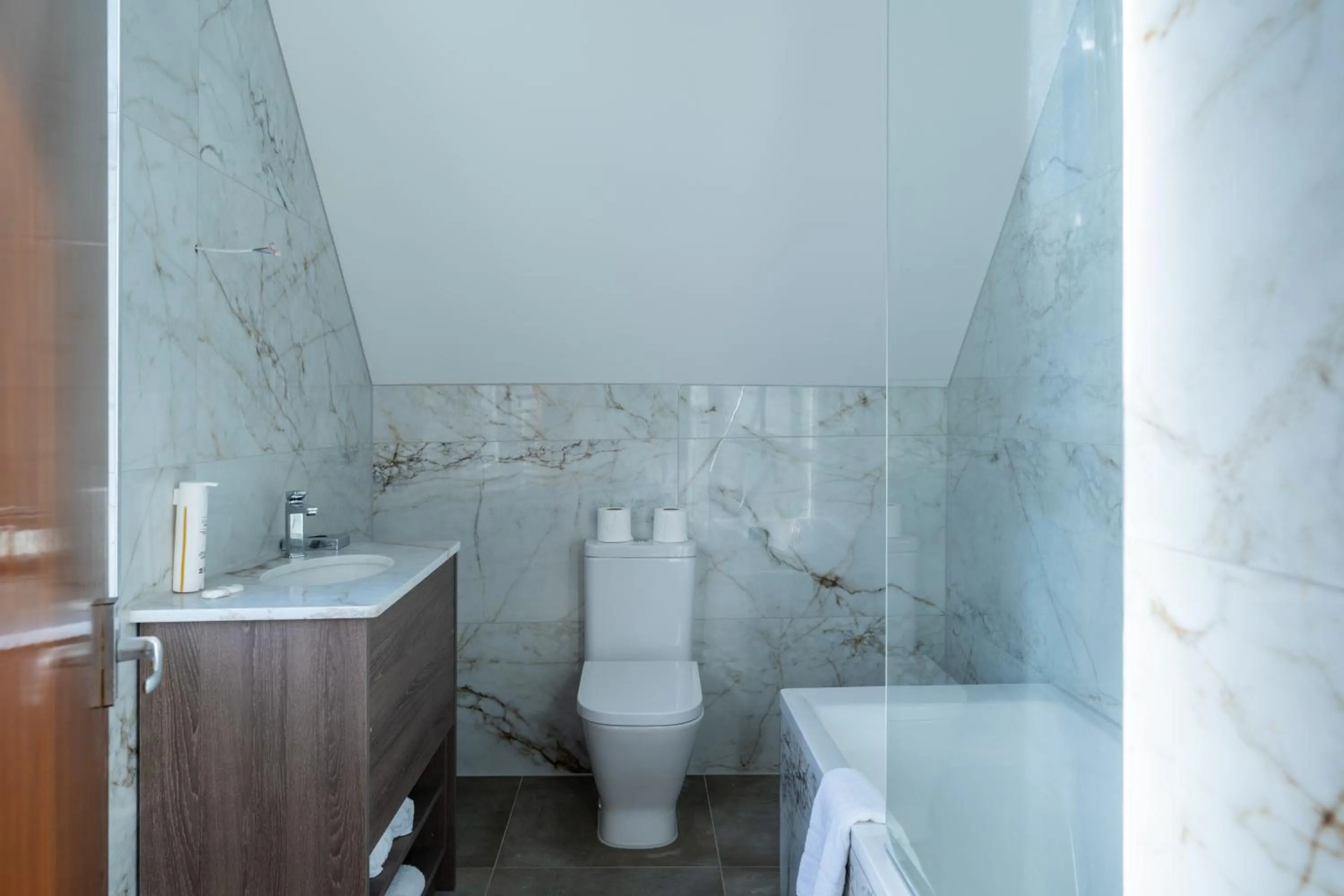 Toilet in Uno Thames Hotel Maidenhead -Reopened Brand New Again