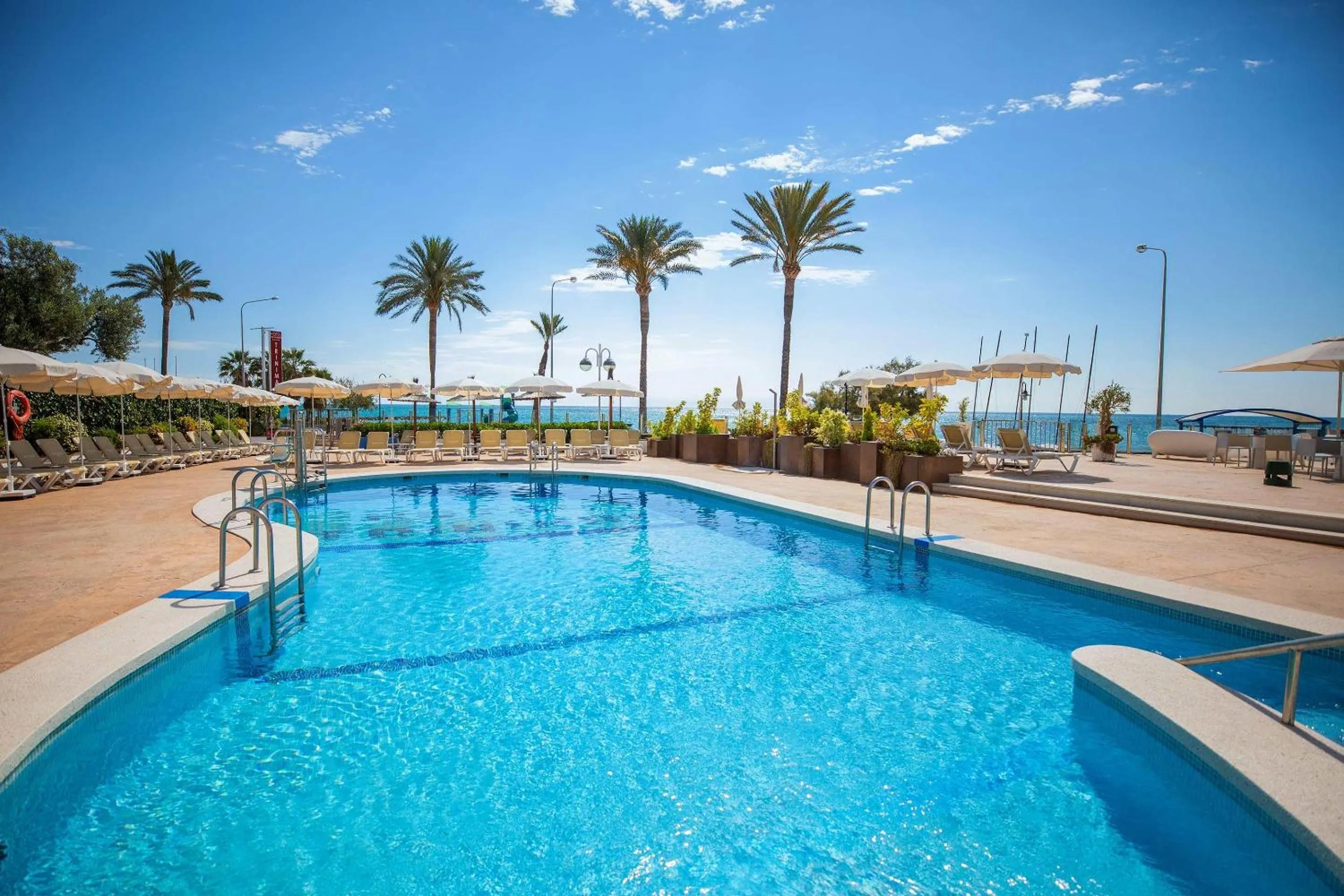 Swimming pool in Hotel Servigroup Trinimar