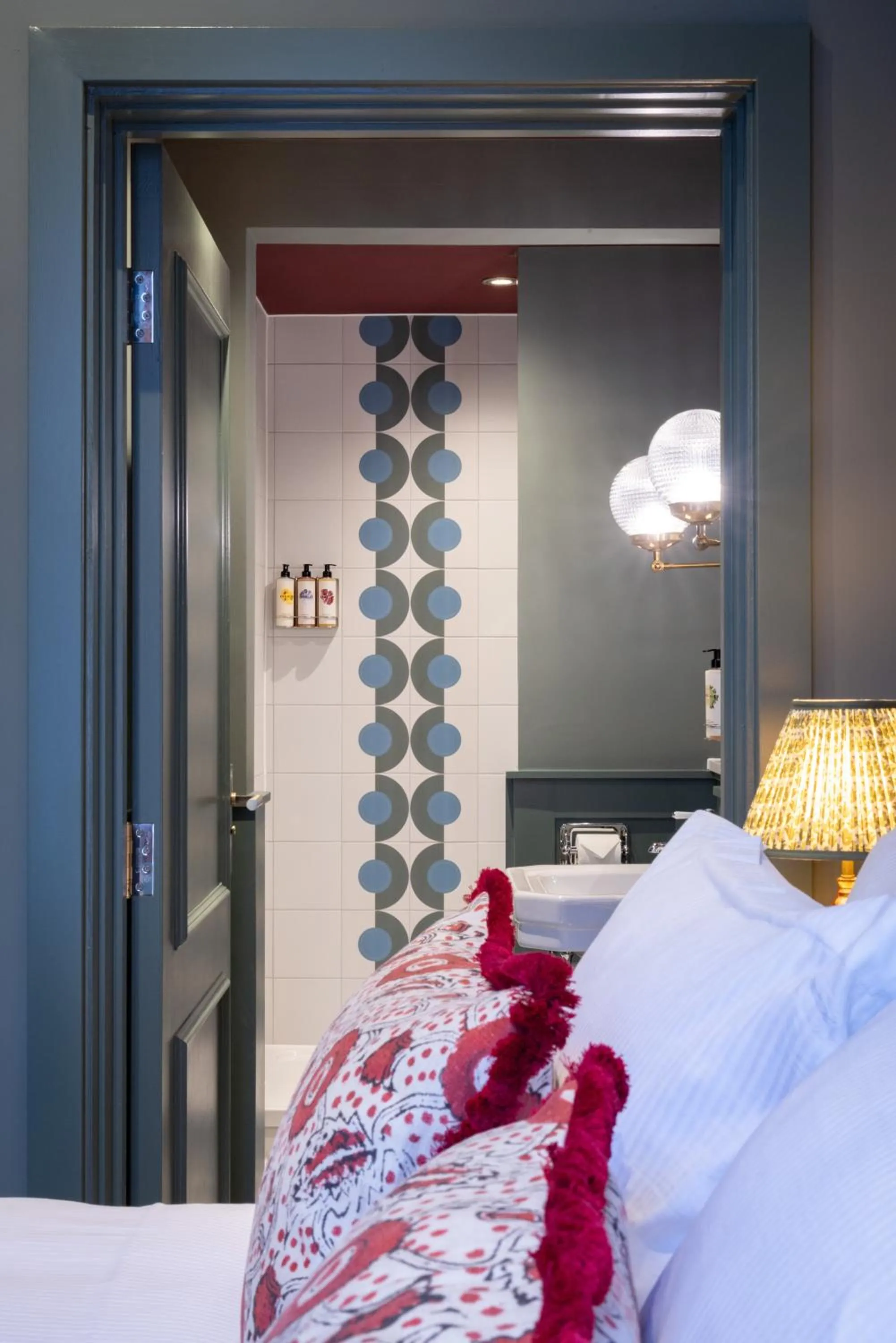 Bathroom, Bed in The Coat and Bear - A Heartwood Inn