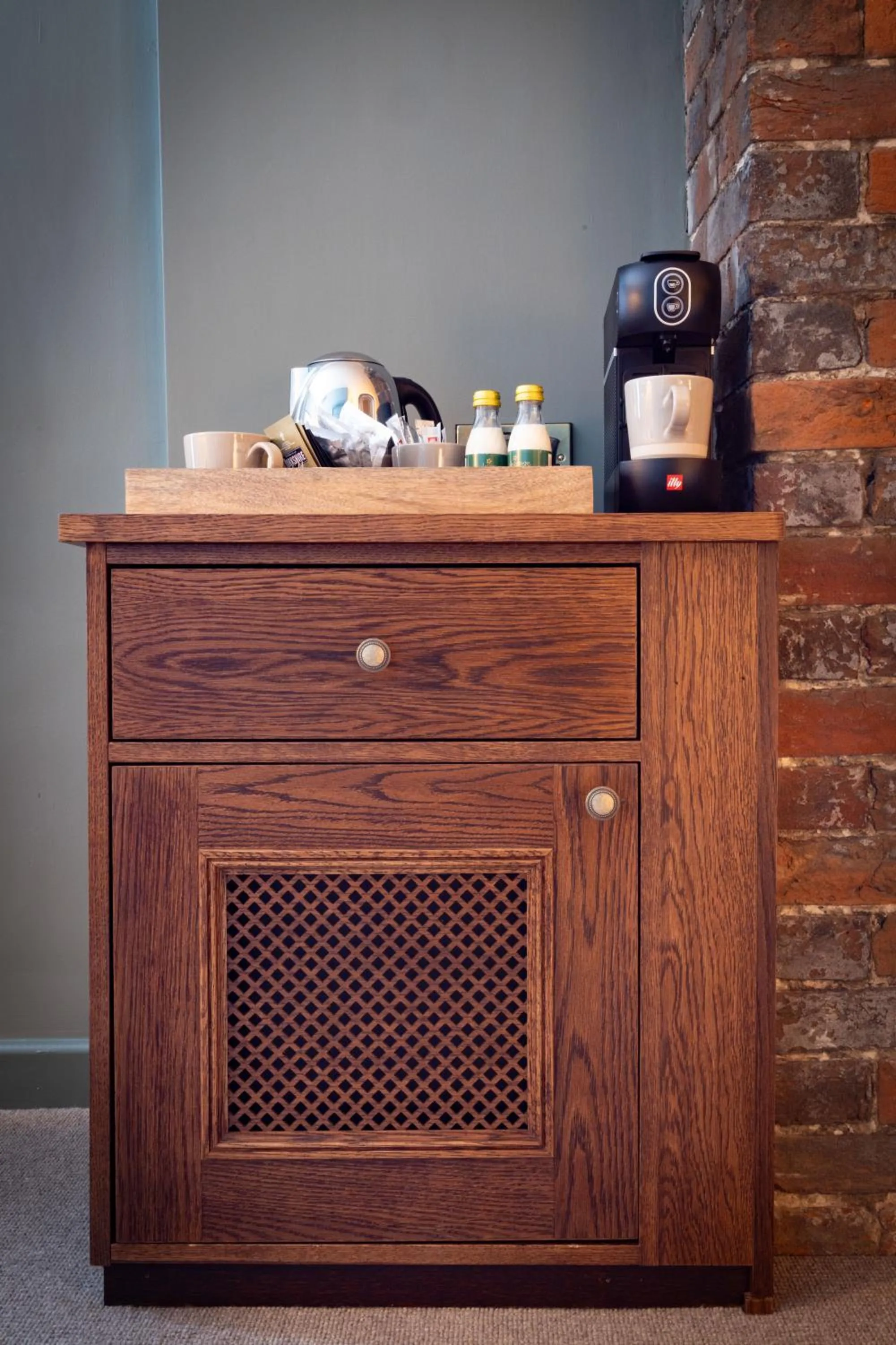 Coffee/tea facilities in The Coat and Bear - A Heartwood Inn
