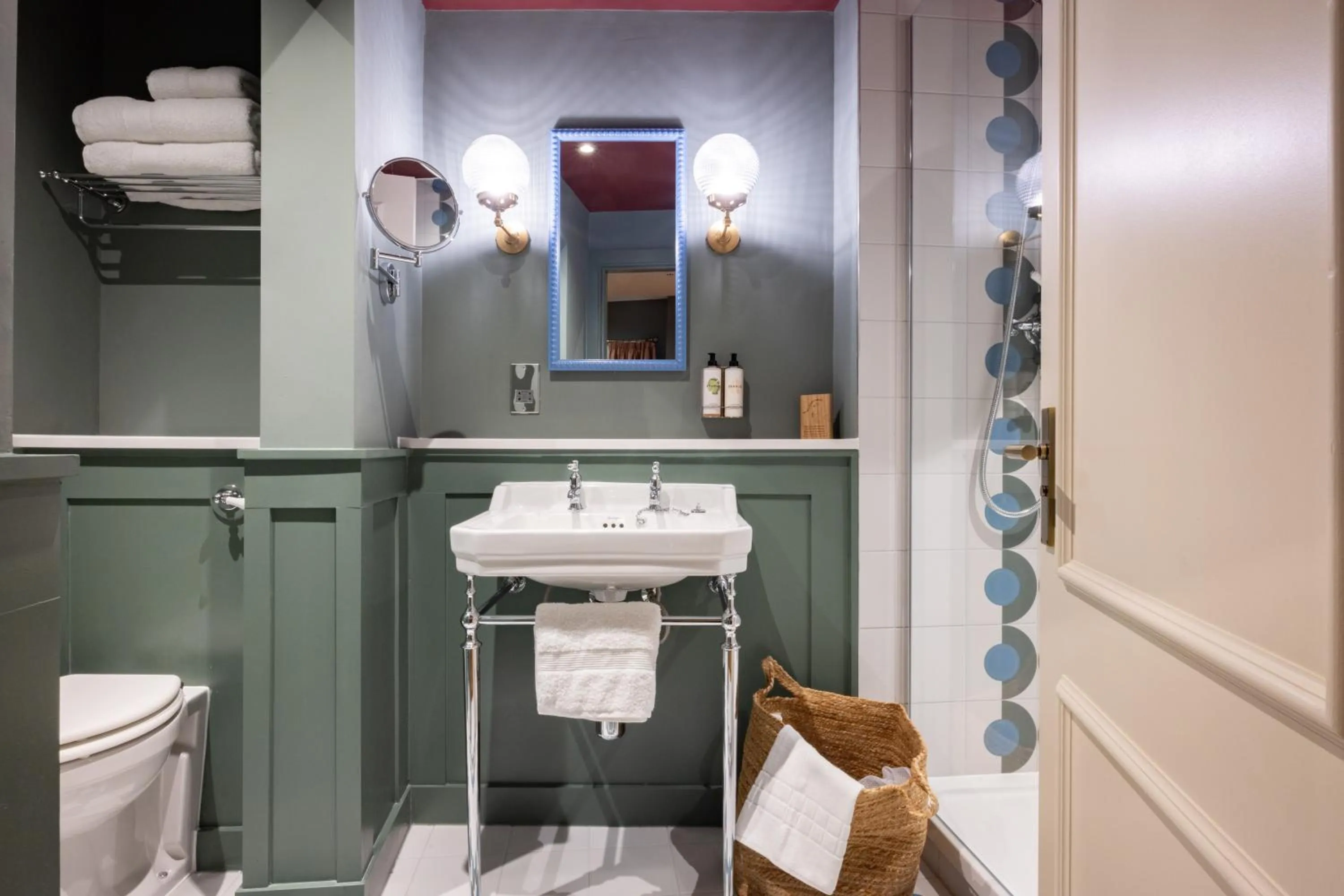 Bathroom in The Coat and Bear - A Heartwood Inn