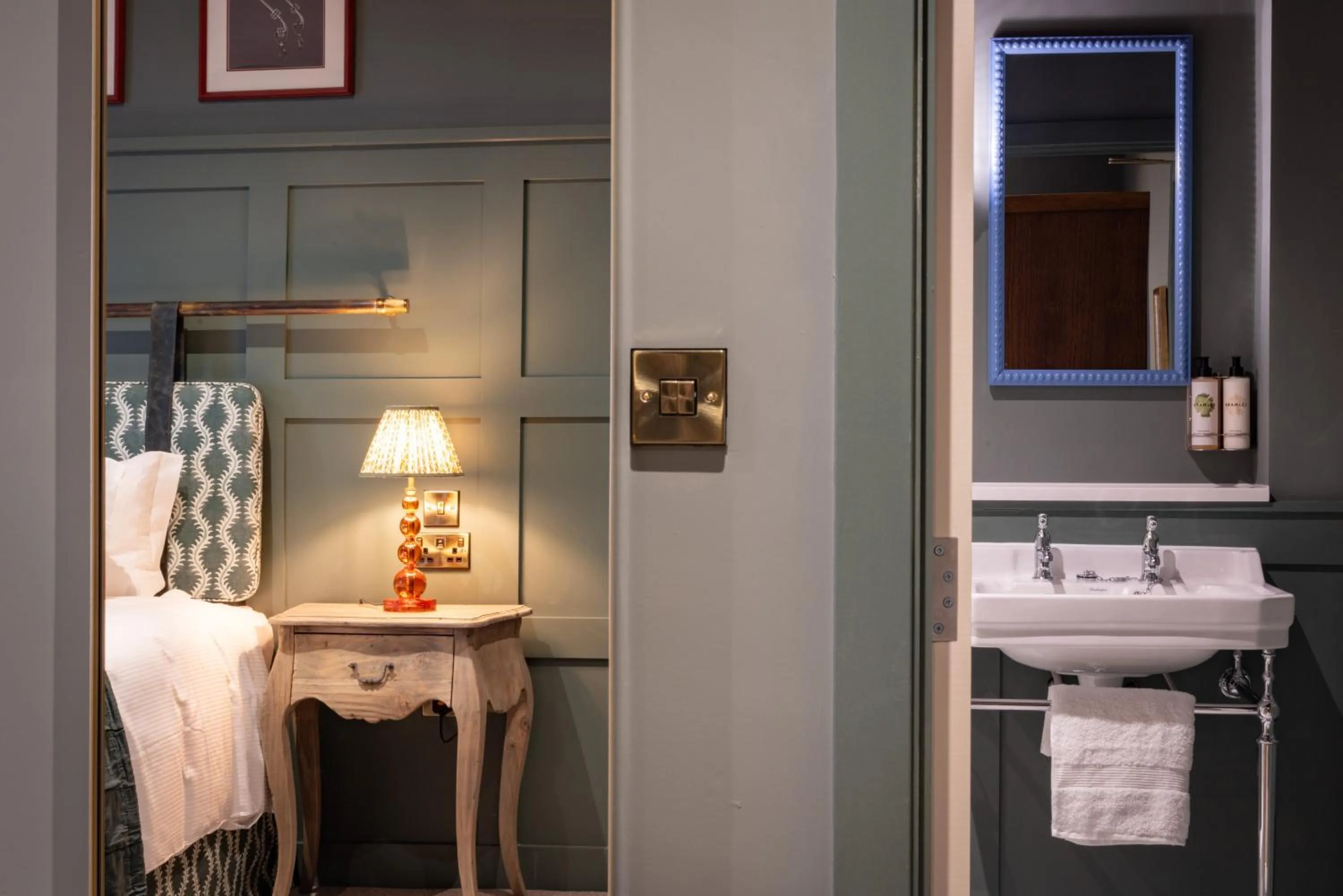 Bedroom, Bed in The Coat and Bear - A Heartwood Inn