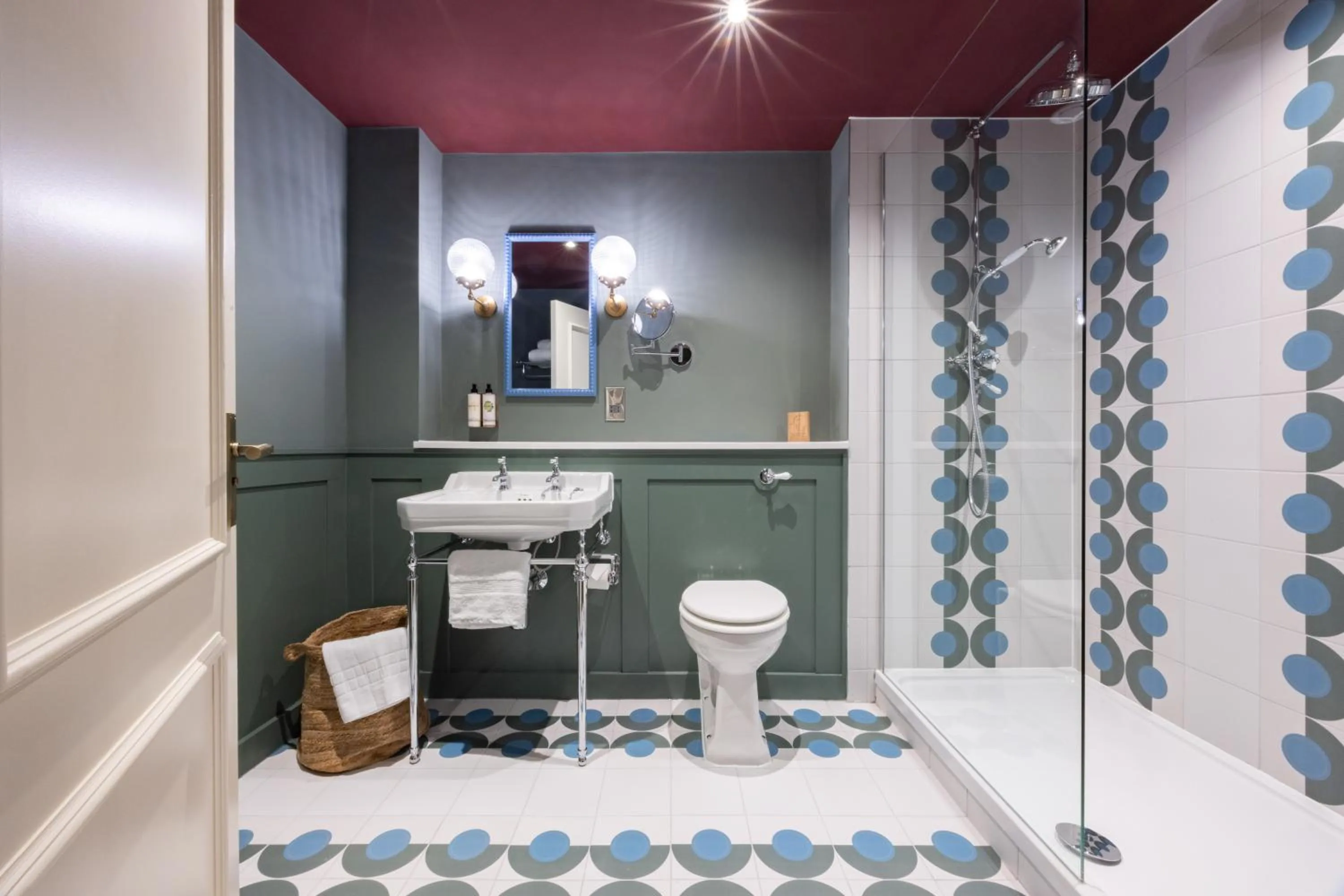 Shower in The Coat and Bear - A Heartwood Inn