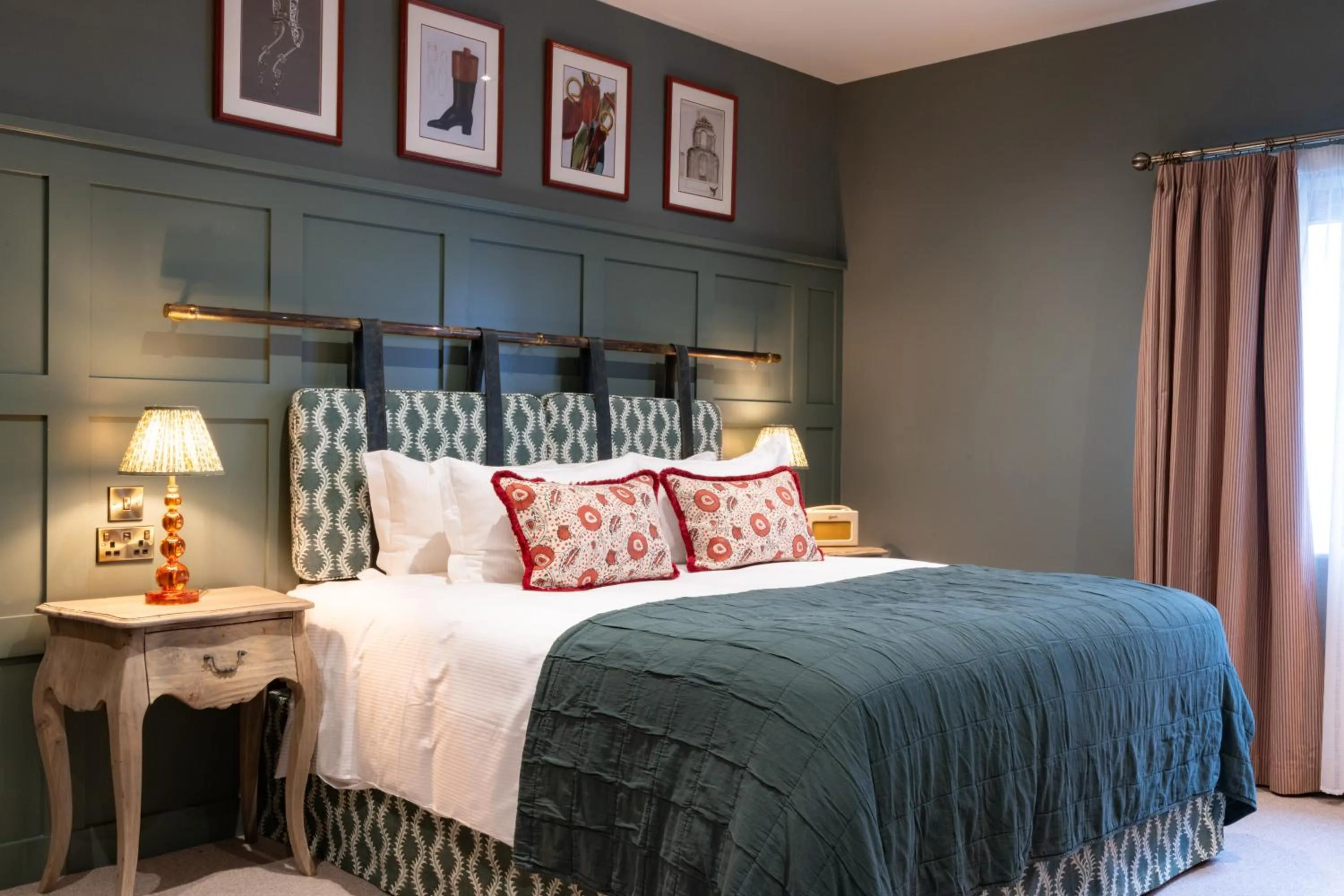 Bedroom, Bed in The Coat and Bear - A Heartwood Inn