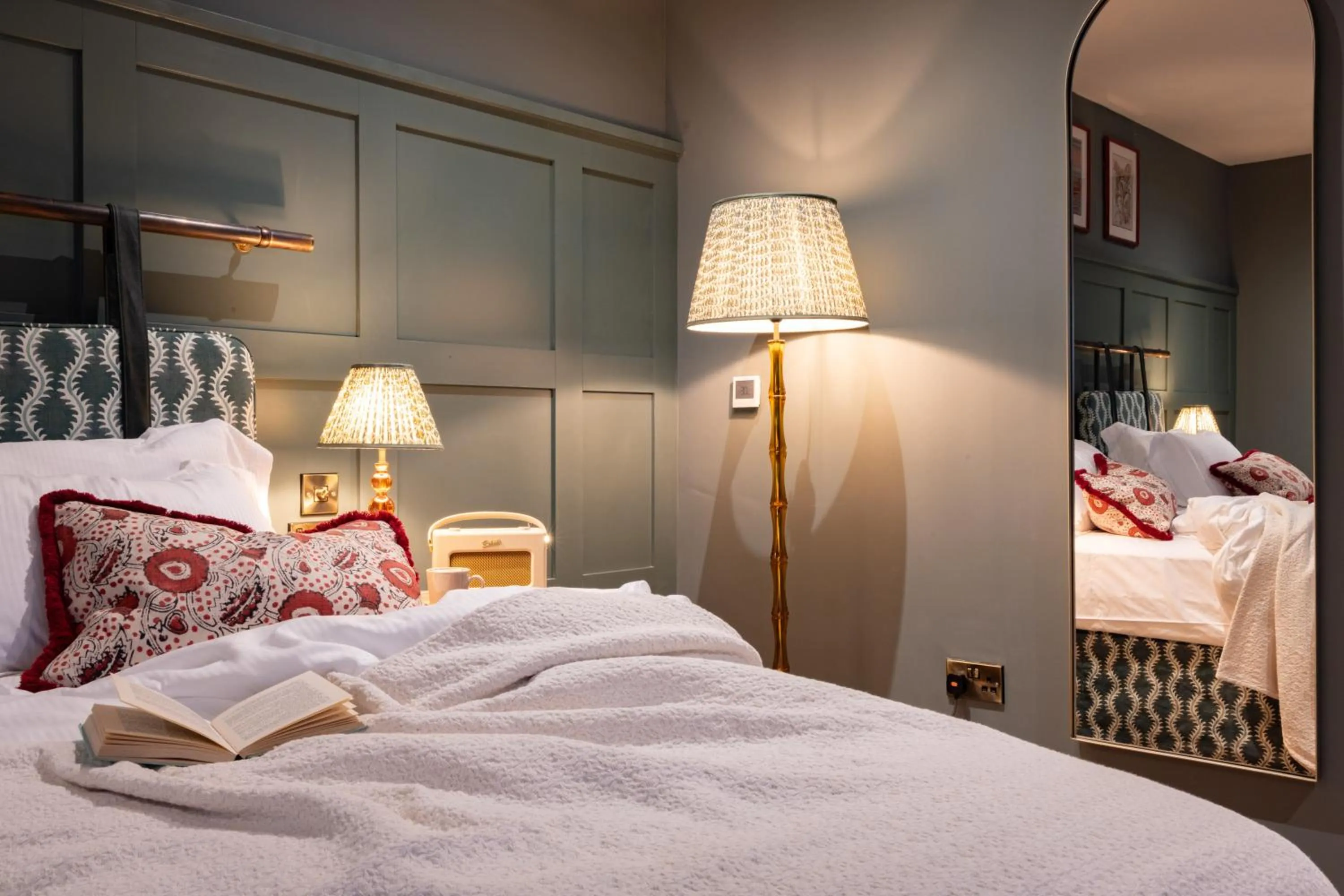 Bedroom, Bed in The Coat and Bear - A Heartwood Inn