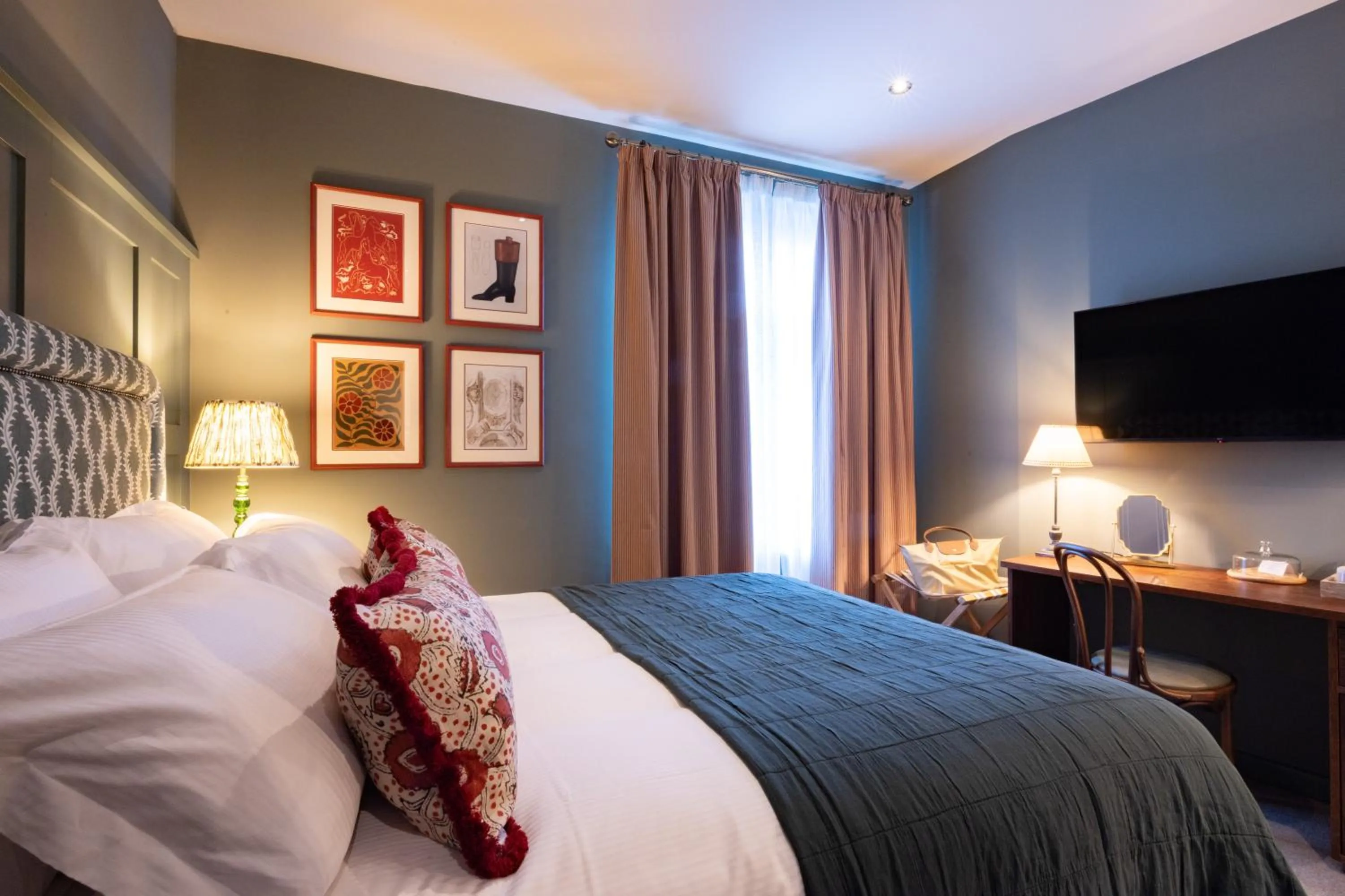 Bedroom, Bed in The Coat and Bear - A Heartwood Inn