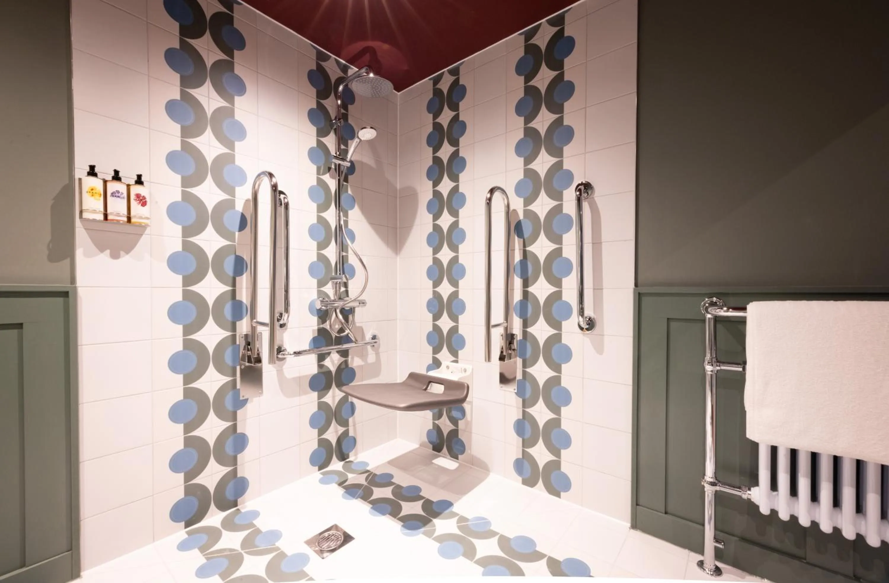 Shower in The Coat and Bear - A Heartwood Inn