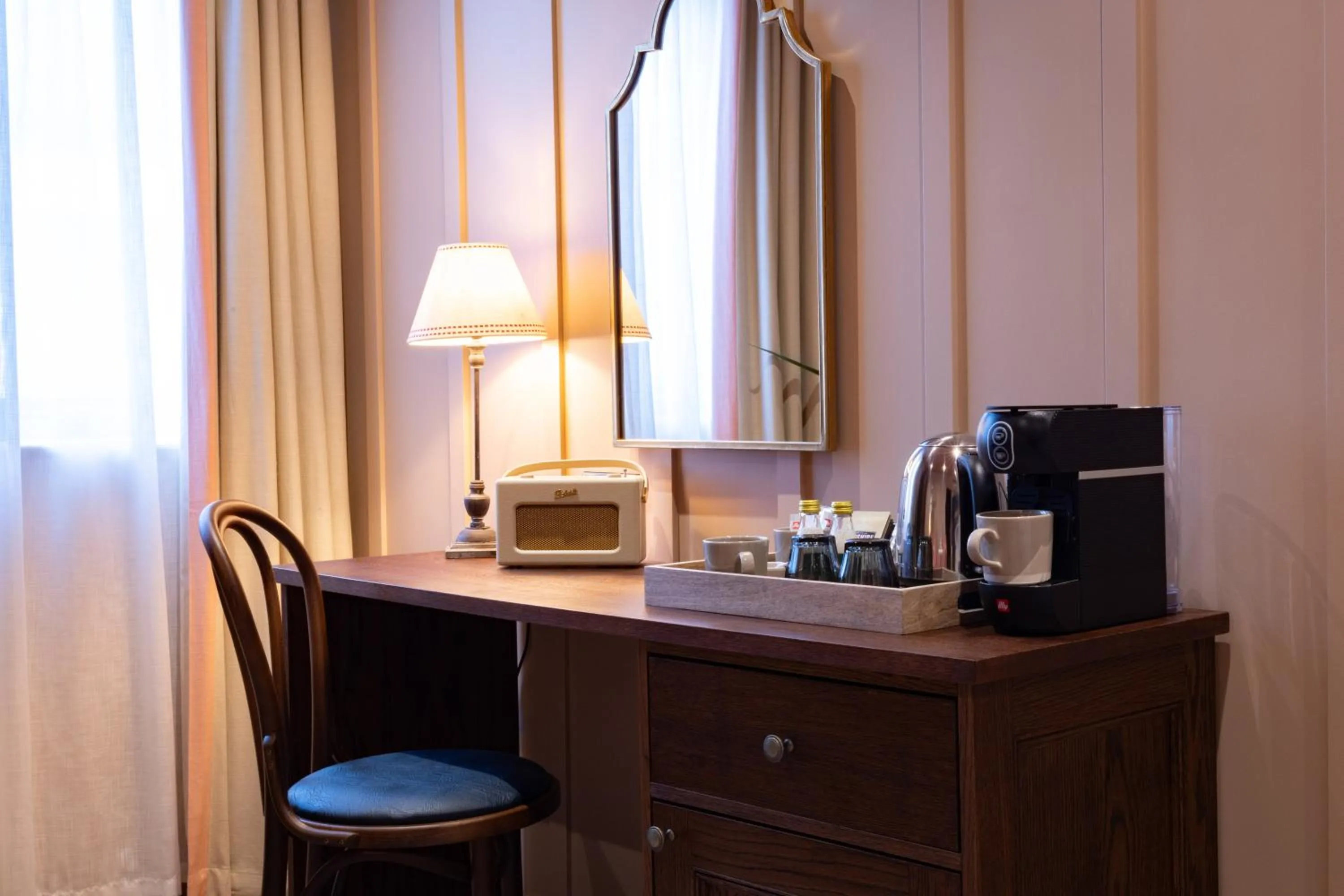 Coffee/tea facilities in The Coat and Bear - A Heartwood Inn