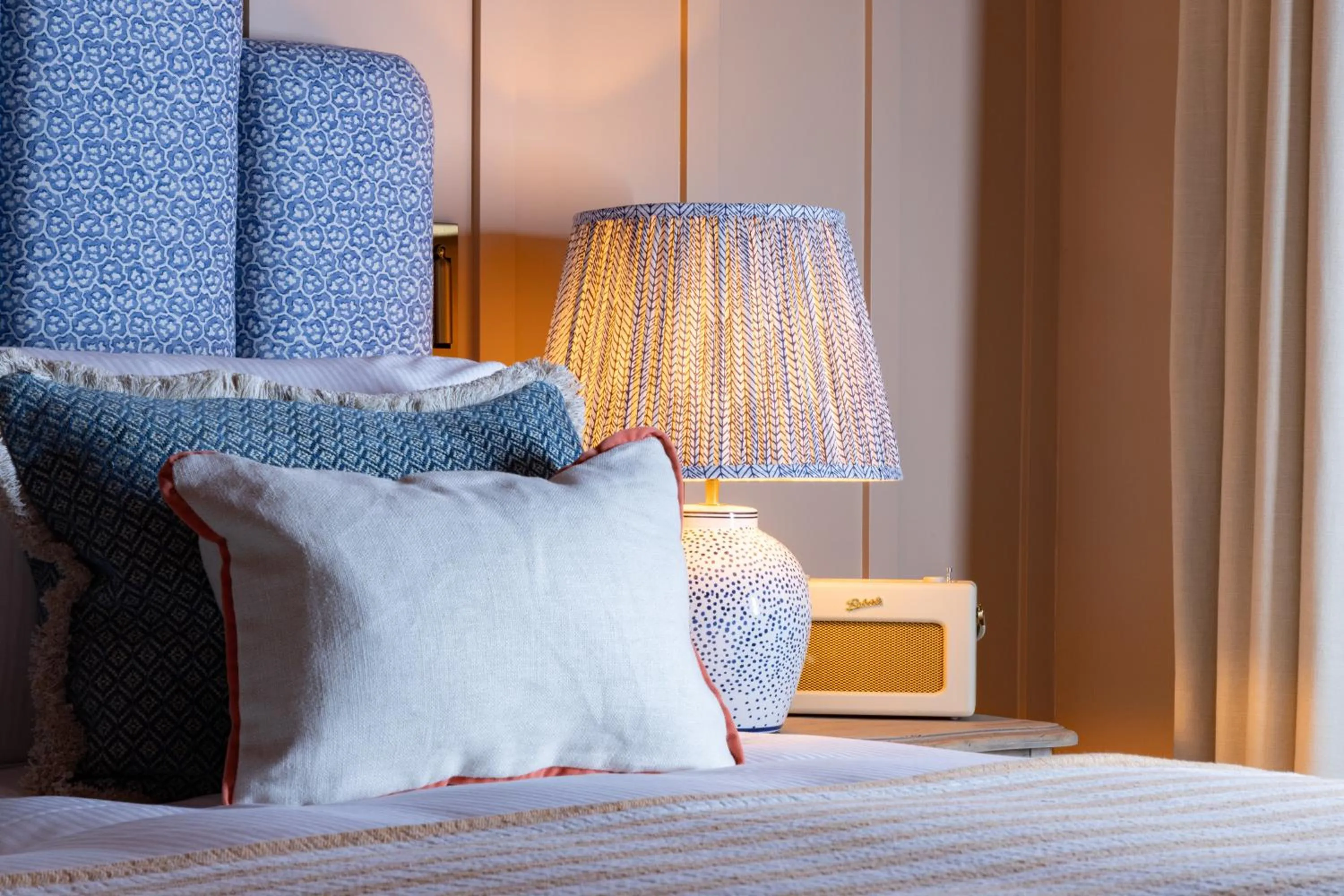 Bedroom, Bed in The Coat and Bear - A Heartwood Inn