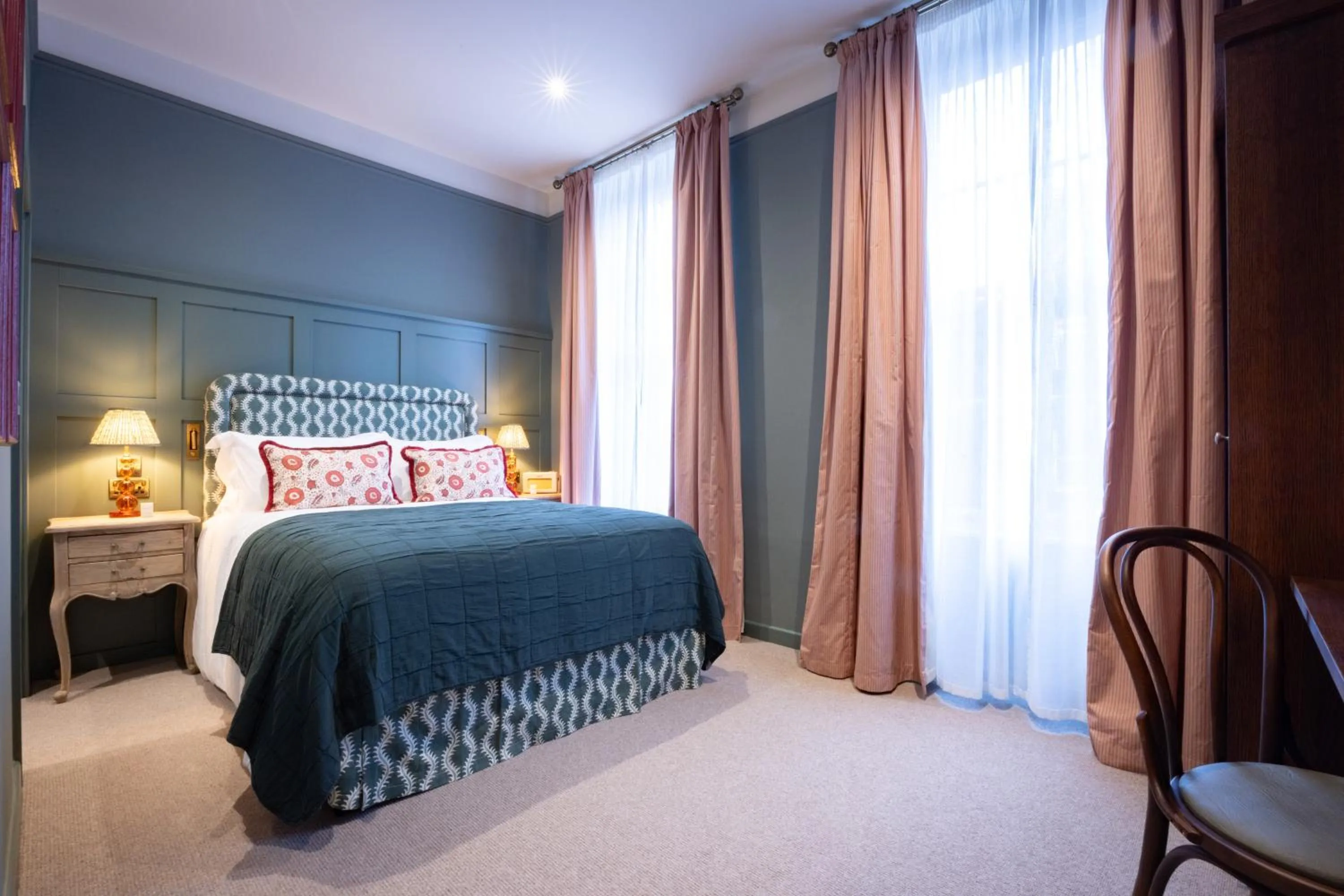 Bedroom, Bed in The Coat and Bear - A Heartwood Inn