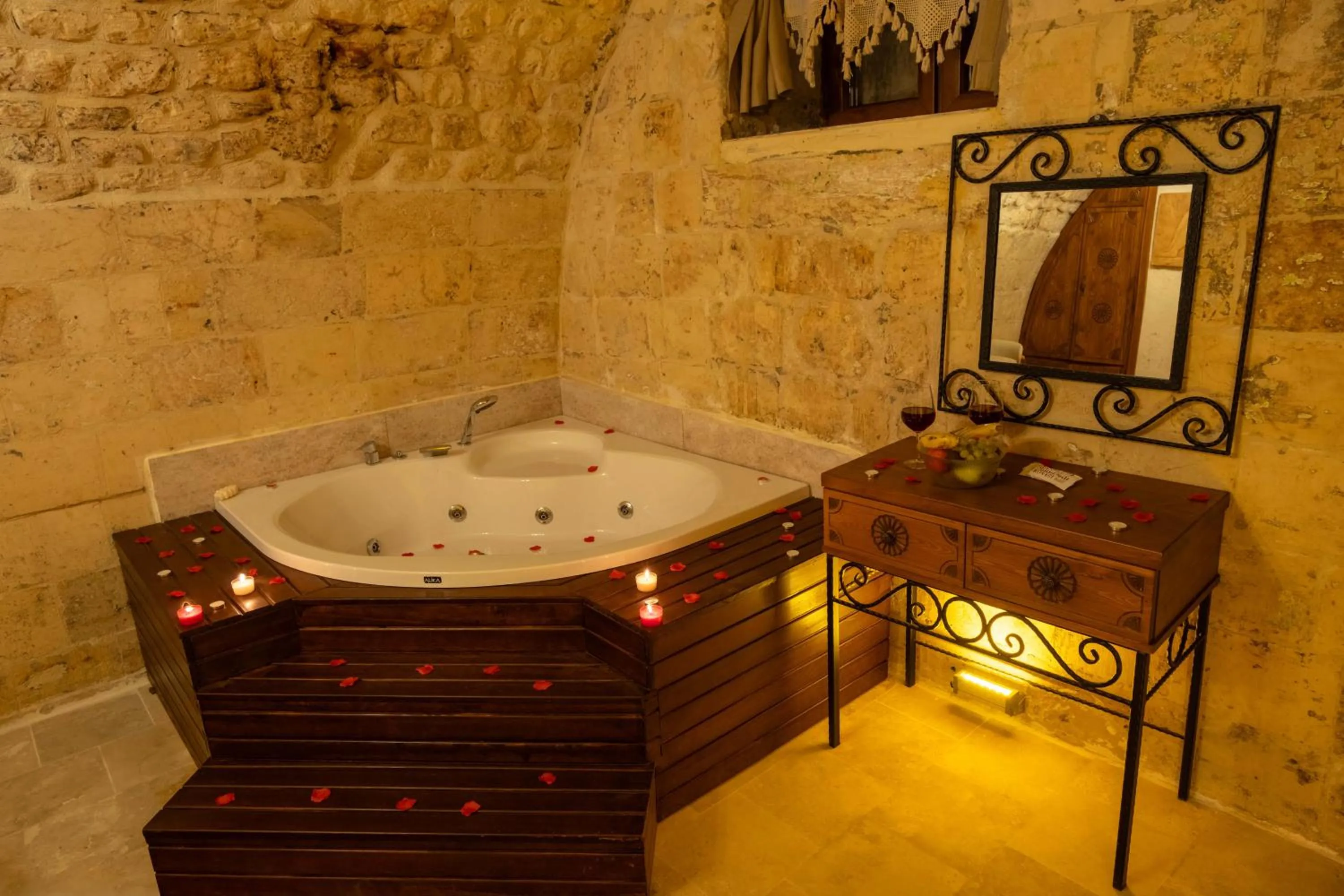 Hot Tub in Mihrumah Konağı