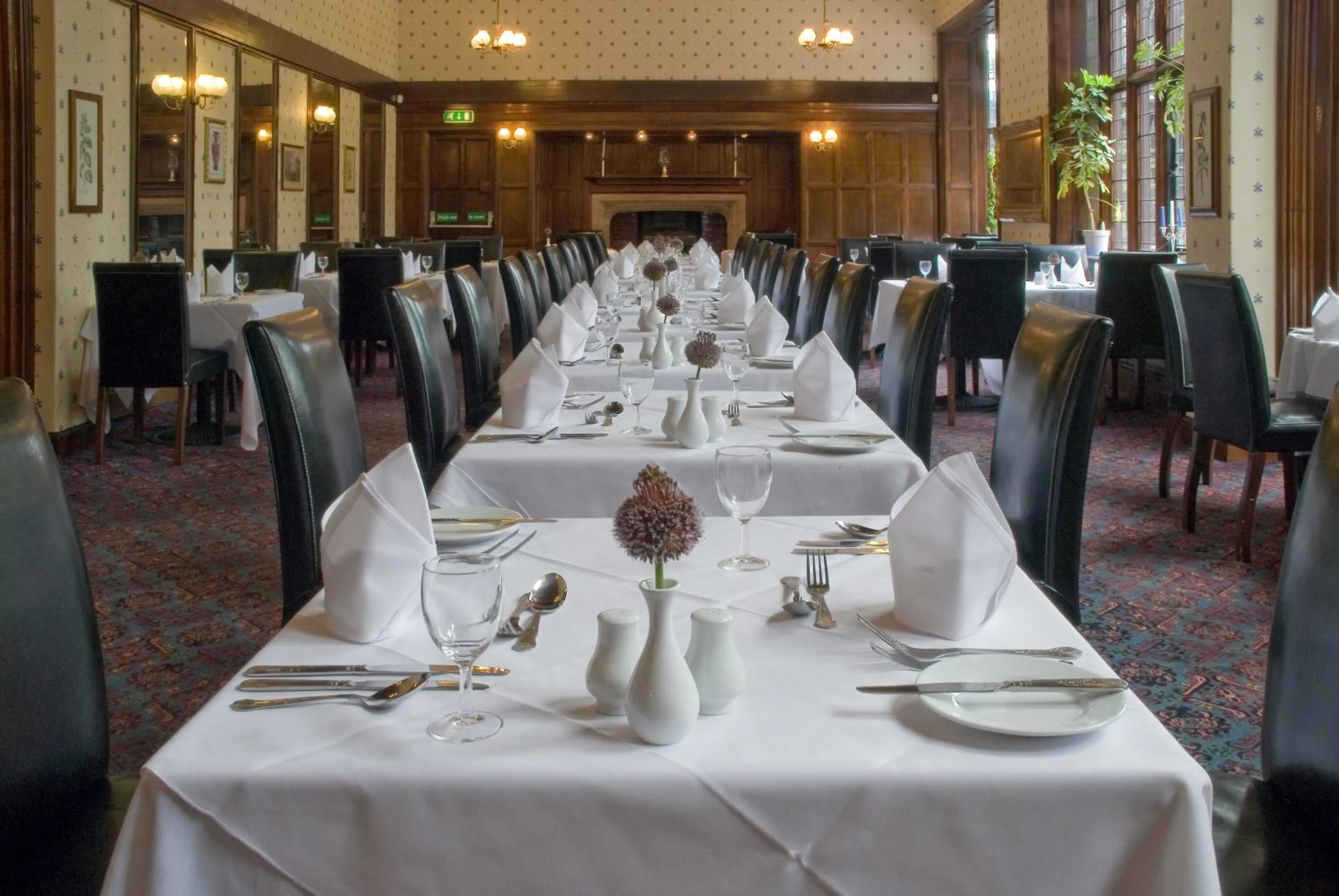 Restaurant/places to eat in Royal Court Hotel