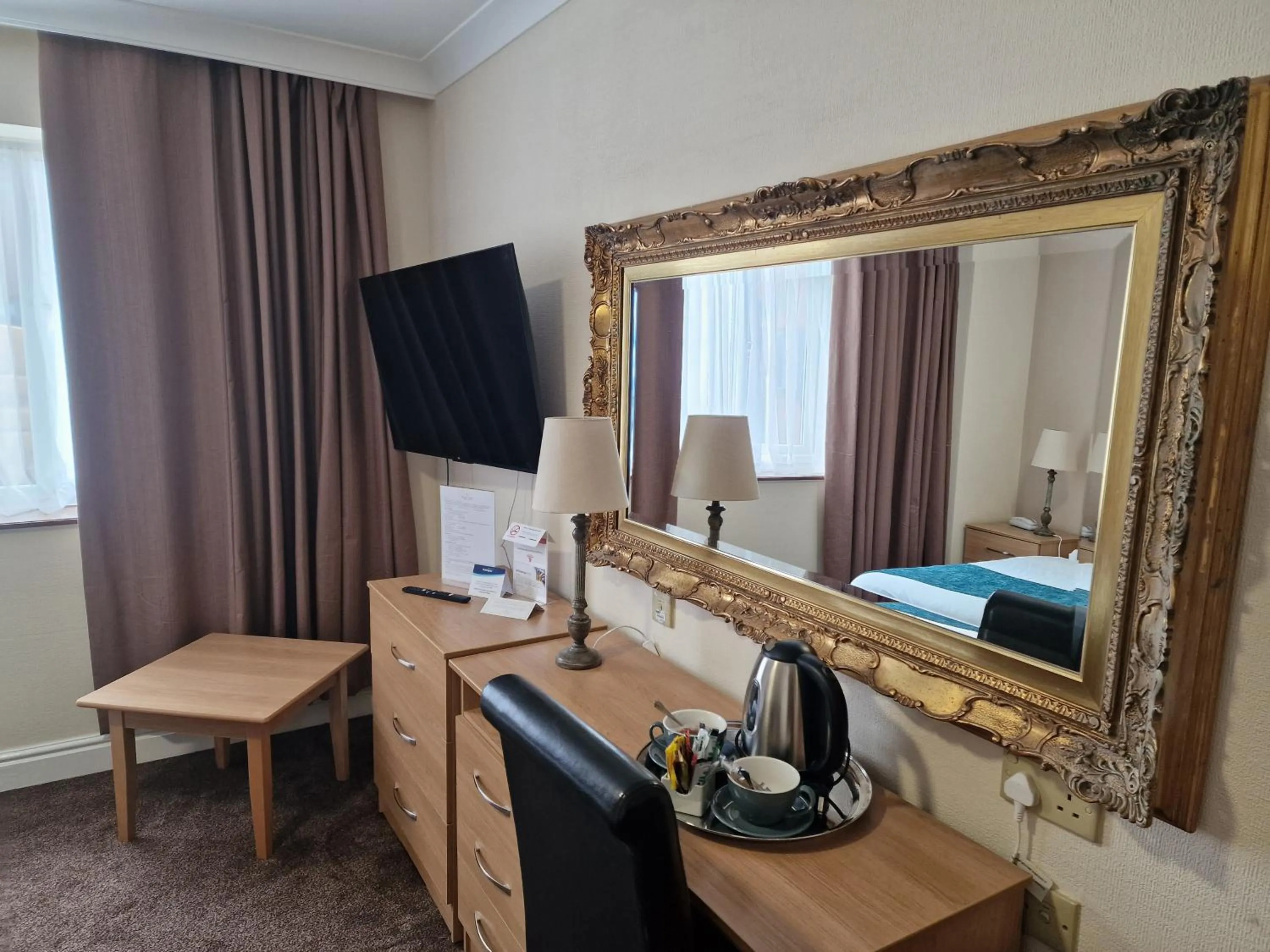 Coffee/tea facilities in Royal Court Hotel