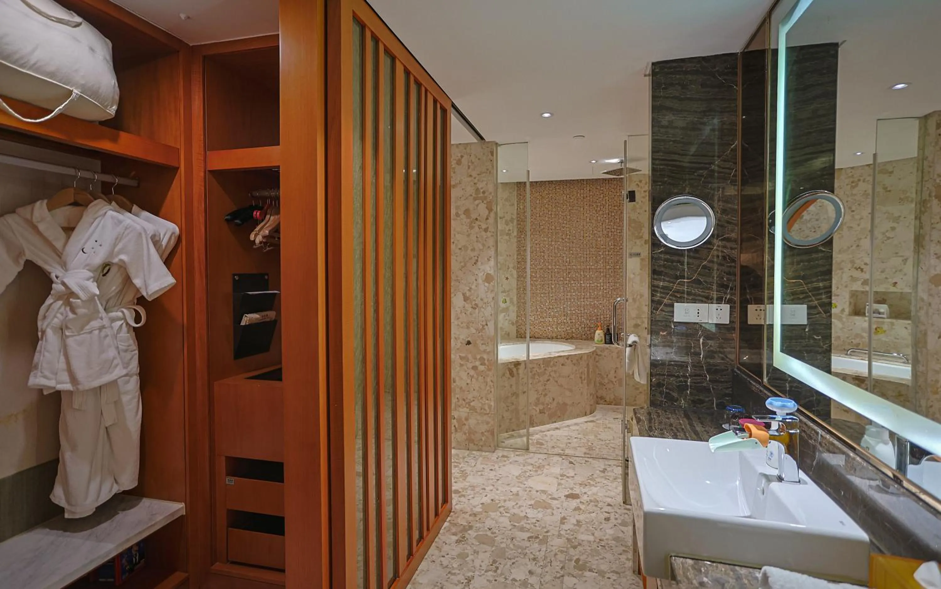 wardrobe in Yiwu Shangcheng Hotel