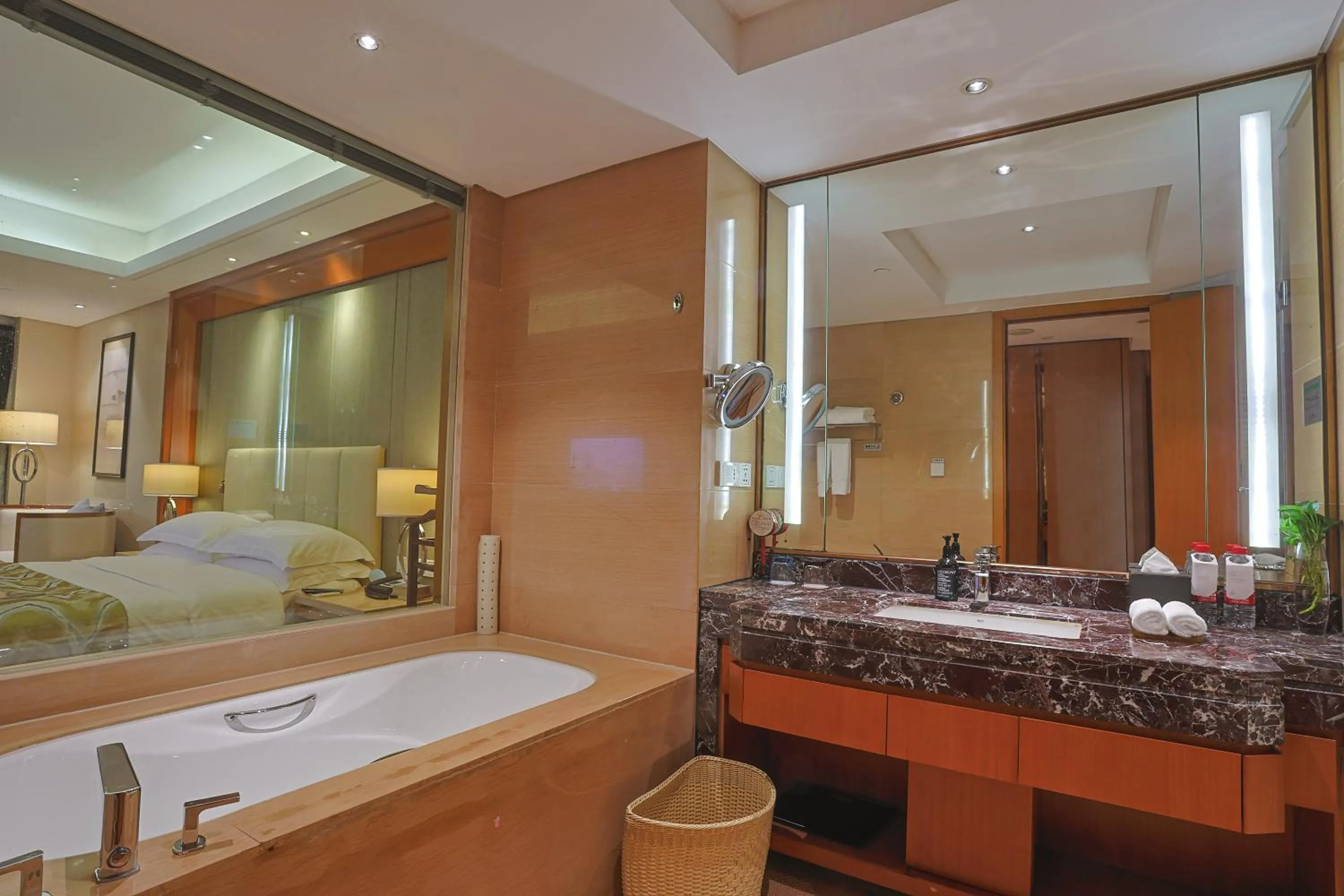 Bath, Bed in Yiwu Shangcheng Hotel