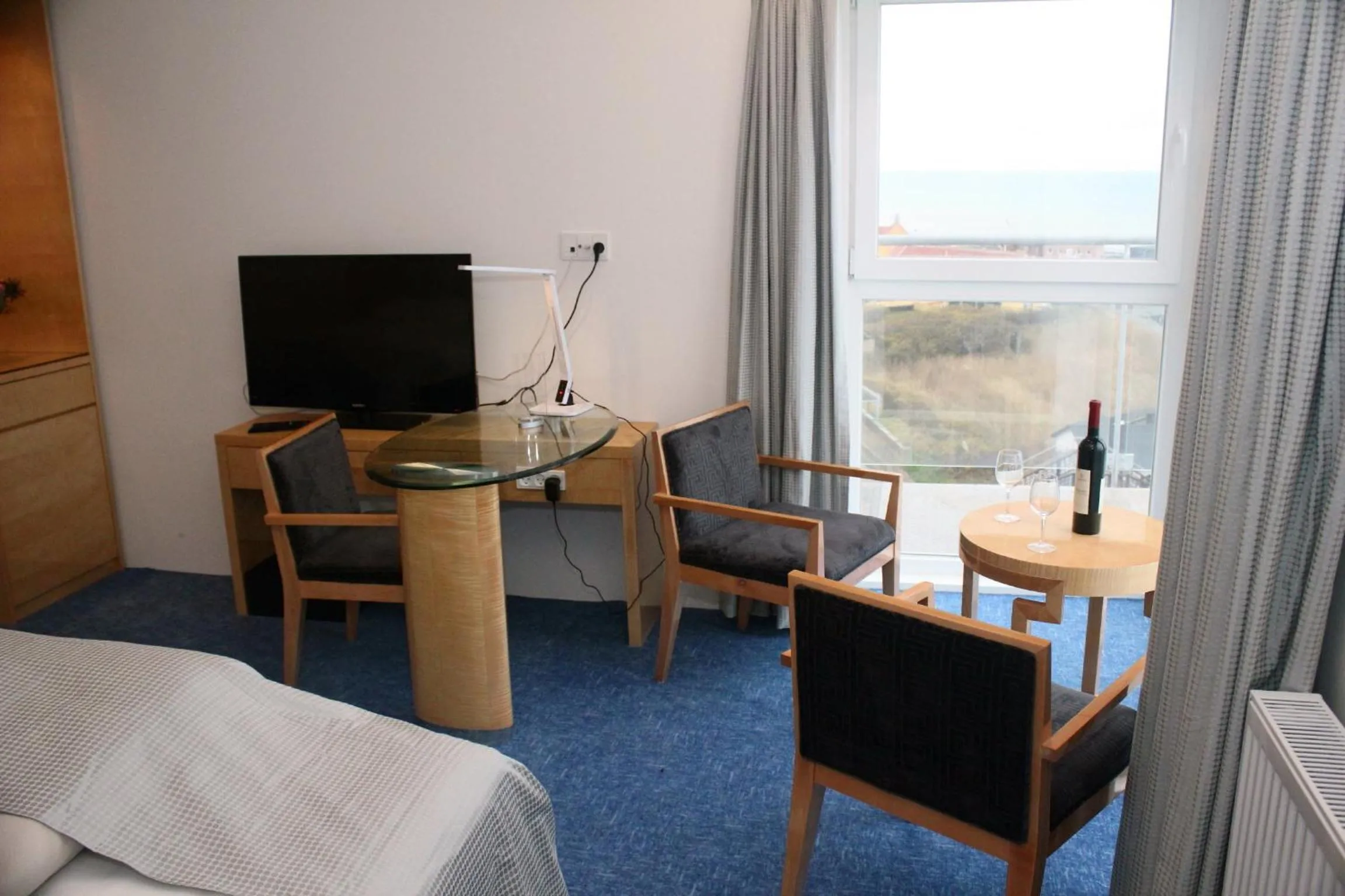TV and multimedia, Bed in Seafront Hotel