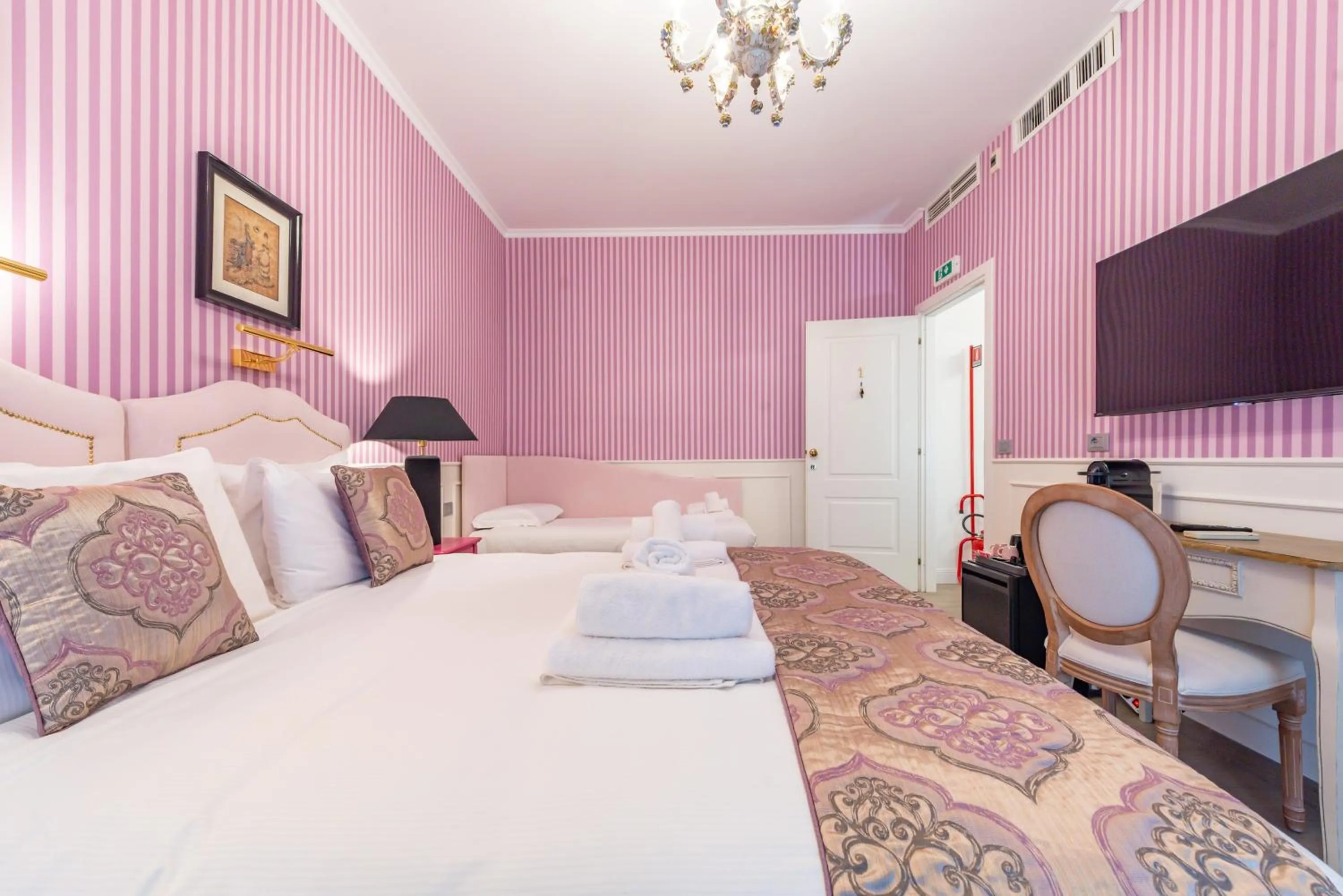 Other, Bed in Catone Vatican Suites by Ghor